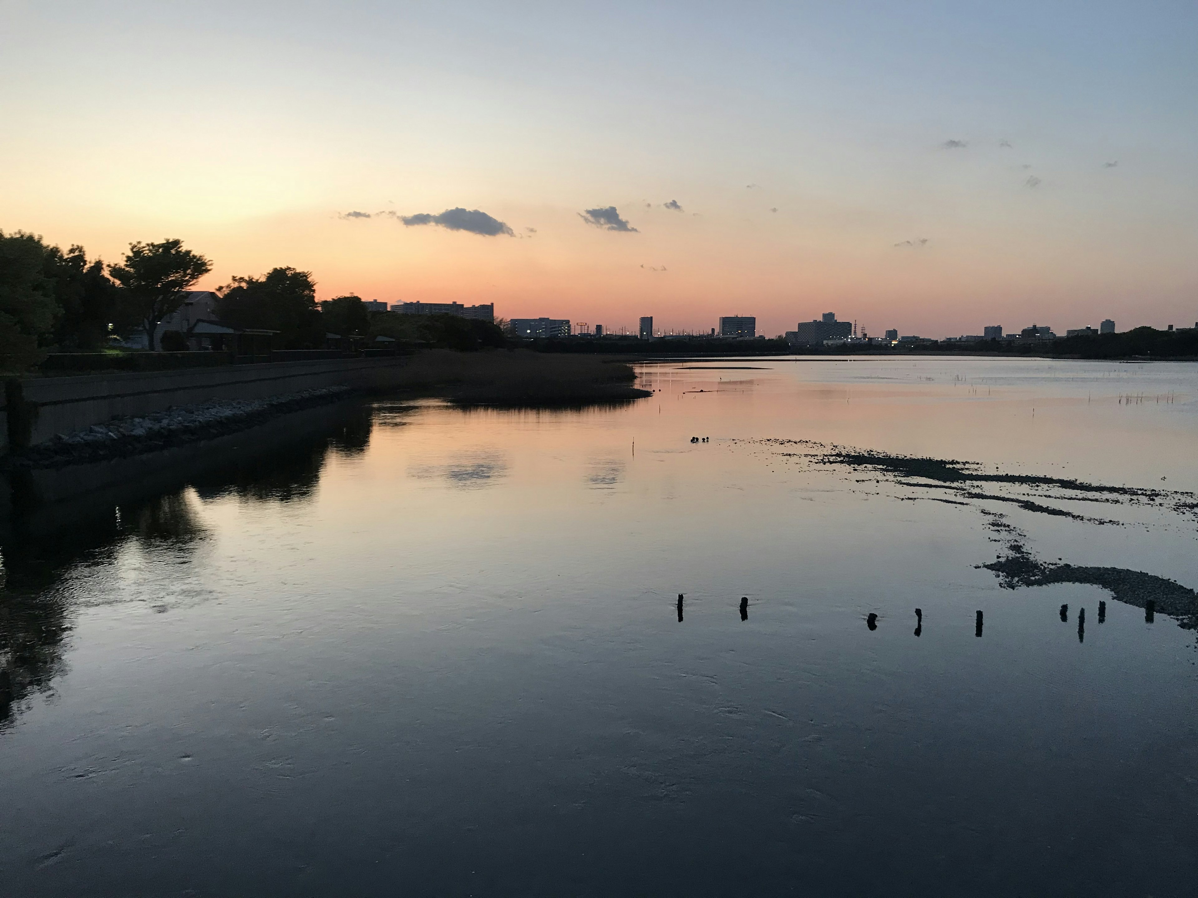 夕焼けの川景色と静かな水面