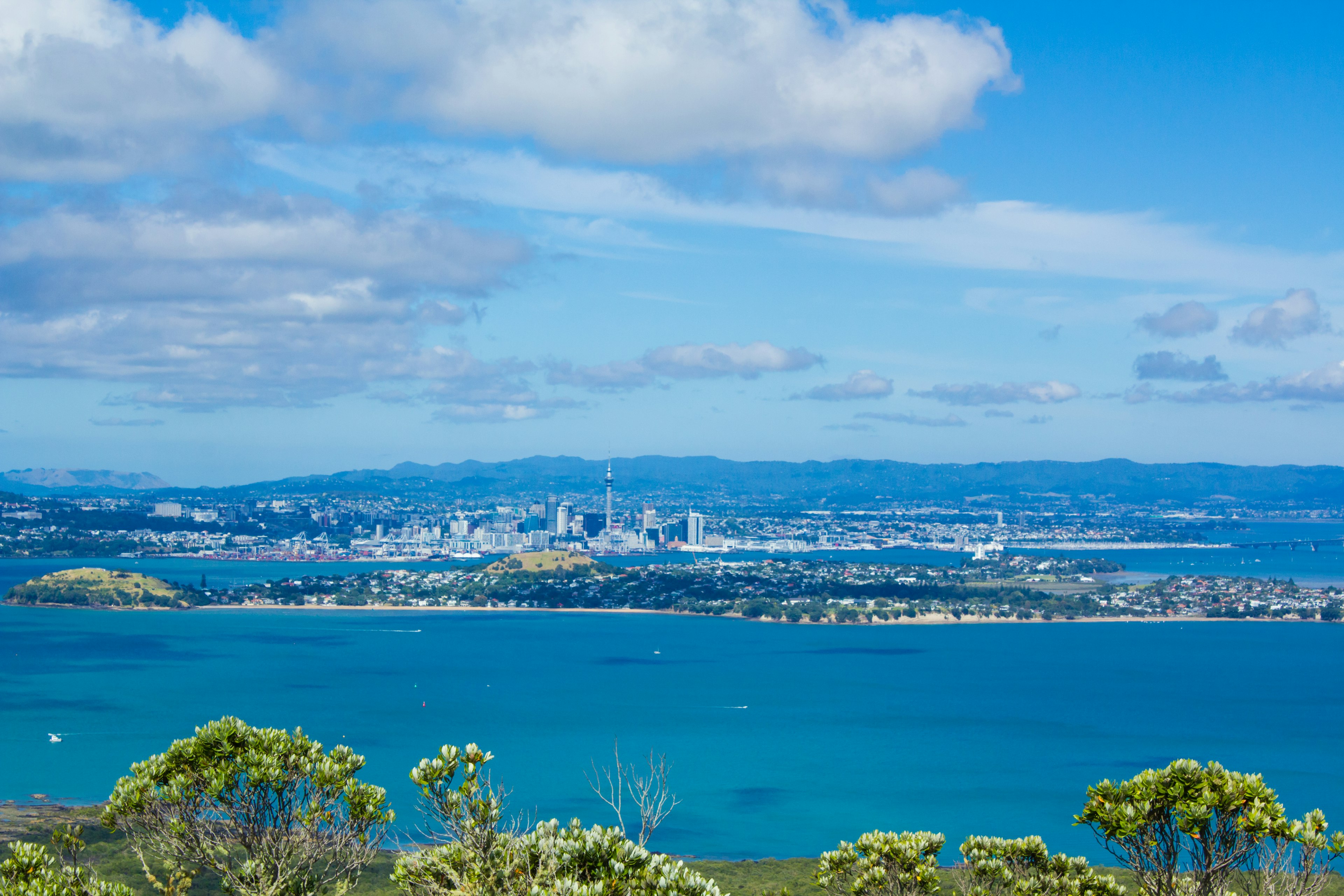 Vista panoramica della città di Auckland con cielo e mare blu