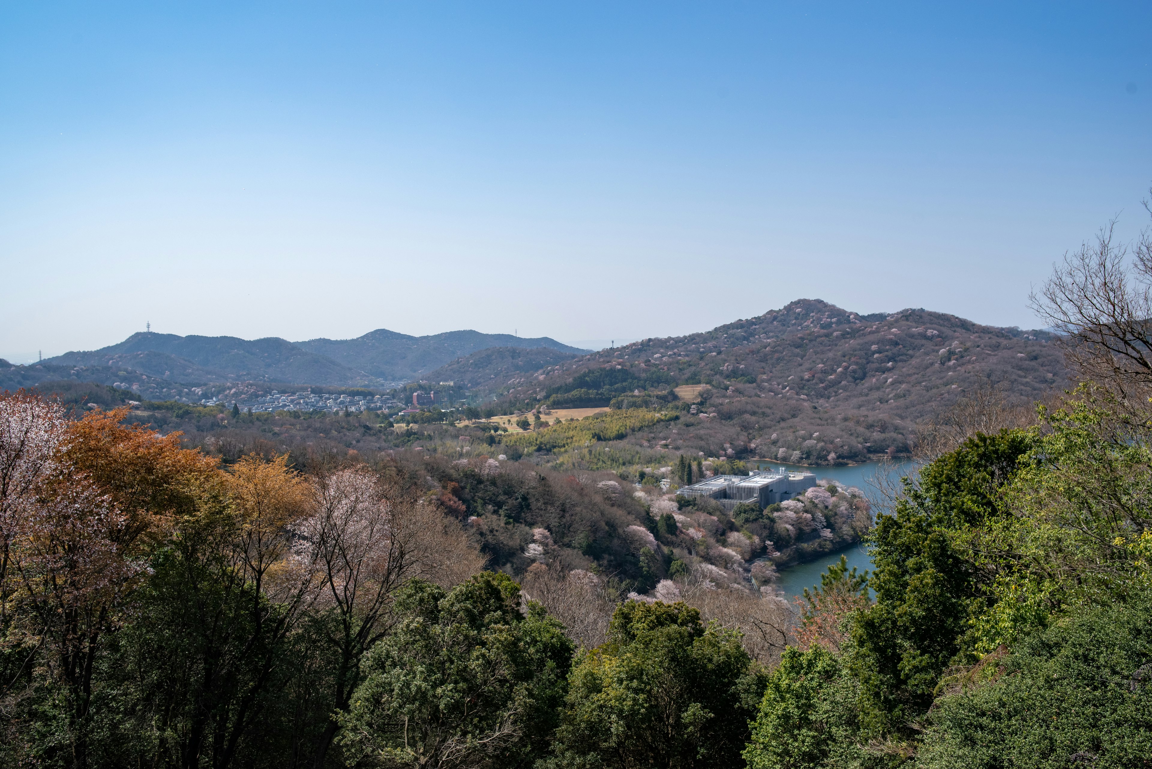 青空と山々に囲まれた美しい風景