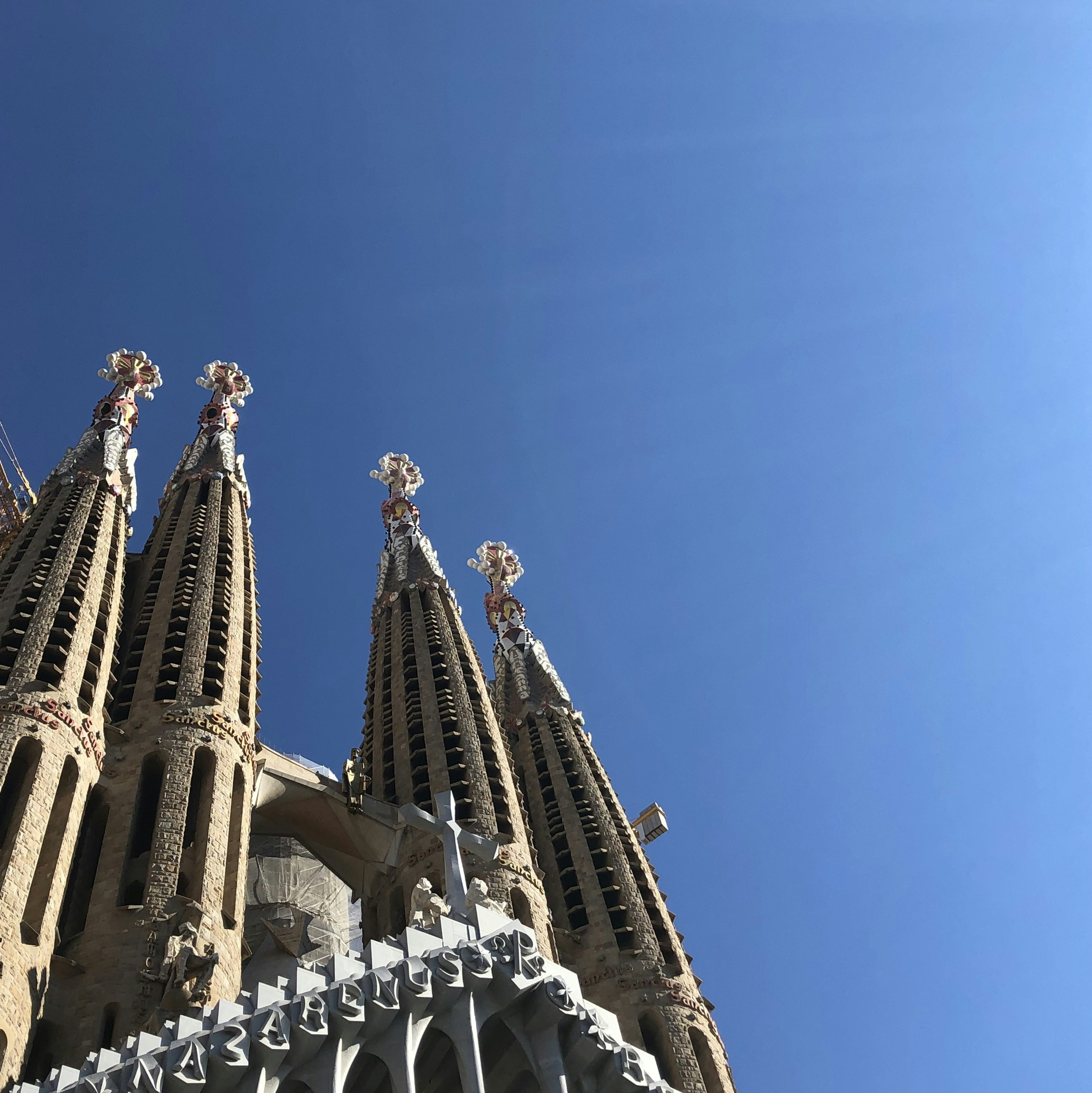 Die Türme der Sagrada Familia erheben sich unter einem klaren blauen Himmel