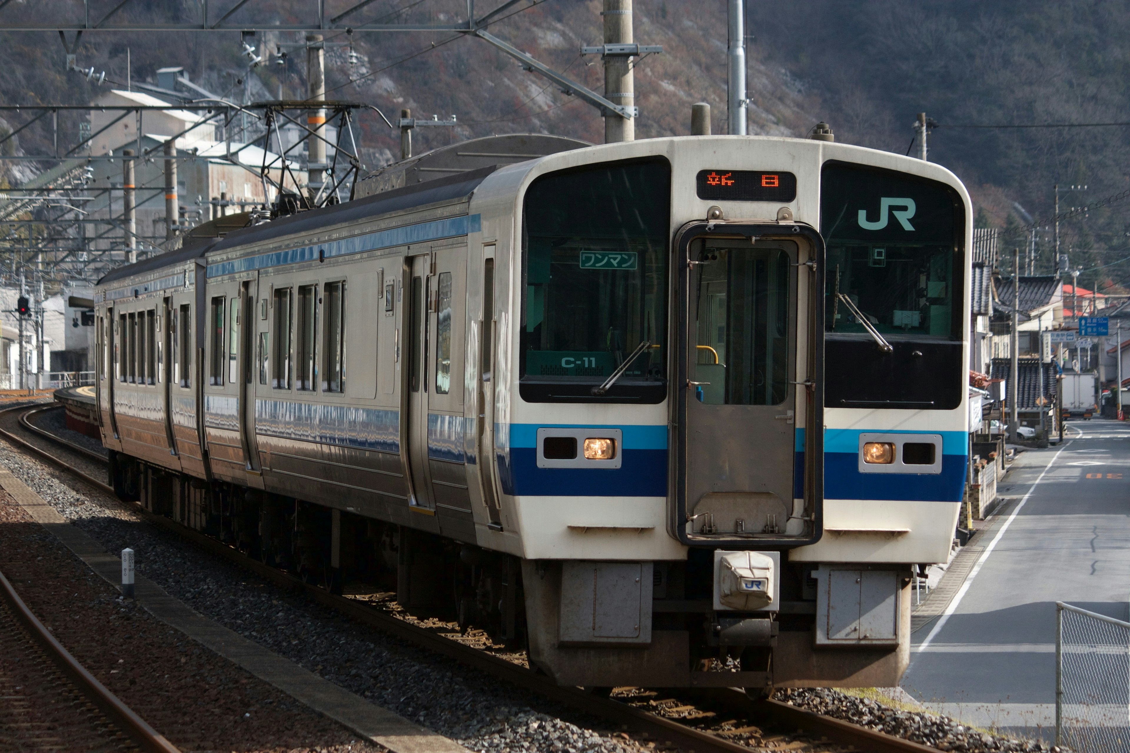 JRの電車が駅に停車中の風景