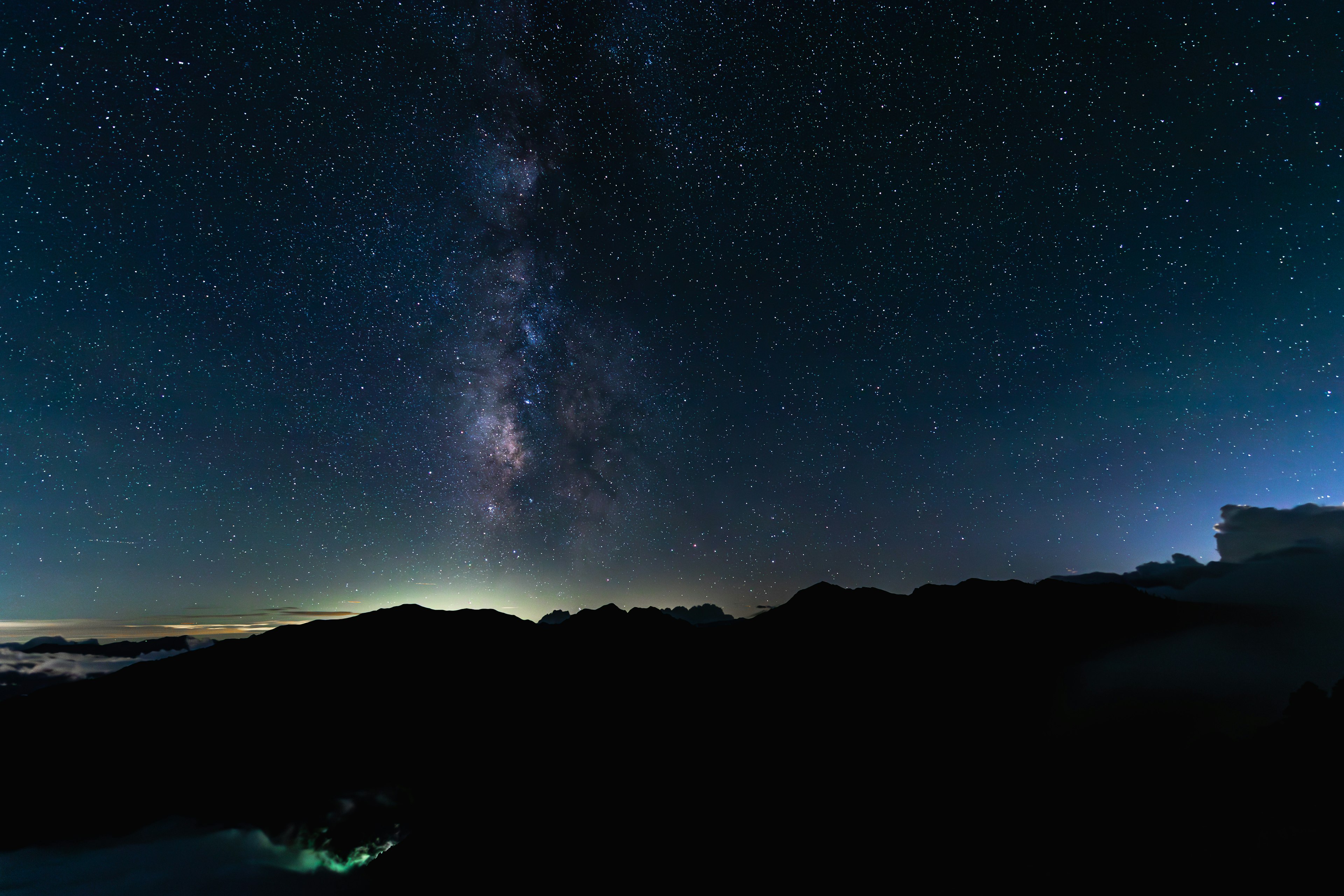 Impresionante cielo nocturno con estrellas y la Vía Láctea