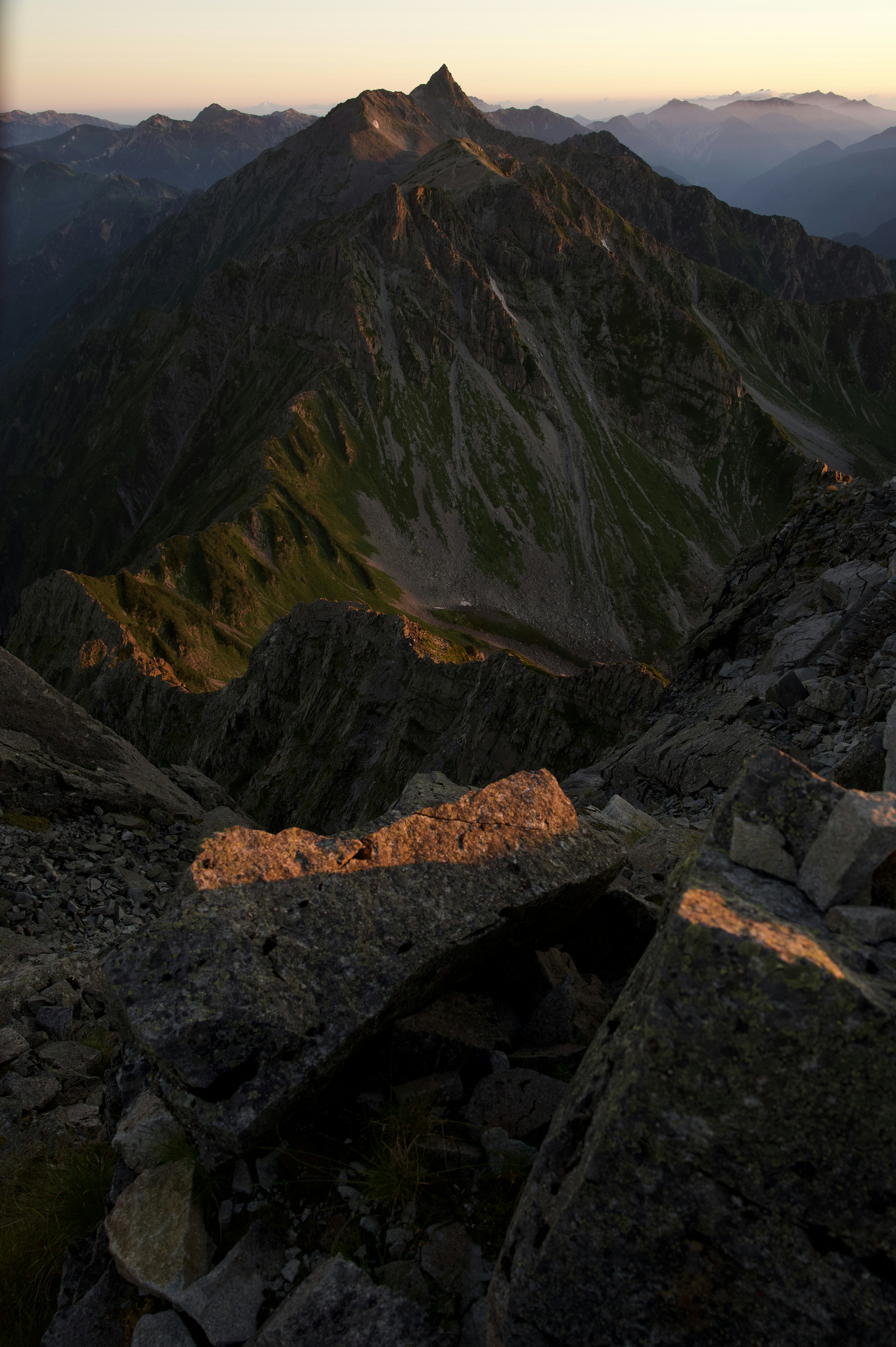 Beeindruckende Berglandschaft mit Sonnenlicht, das den Gipfel beleuchtet