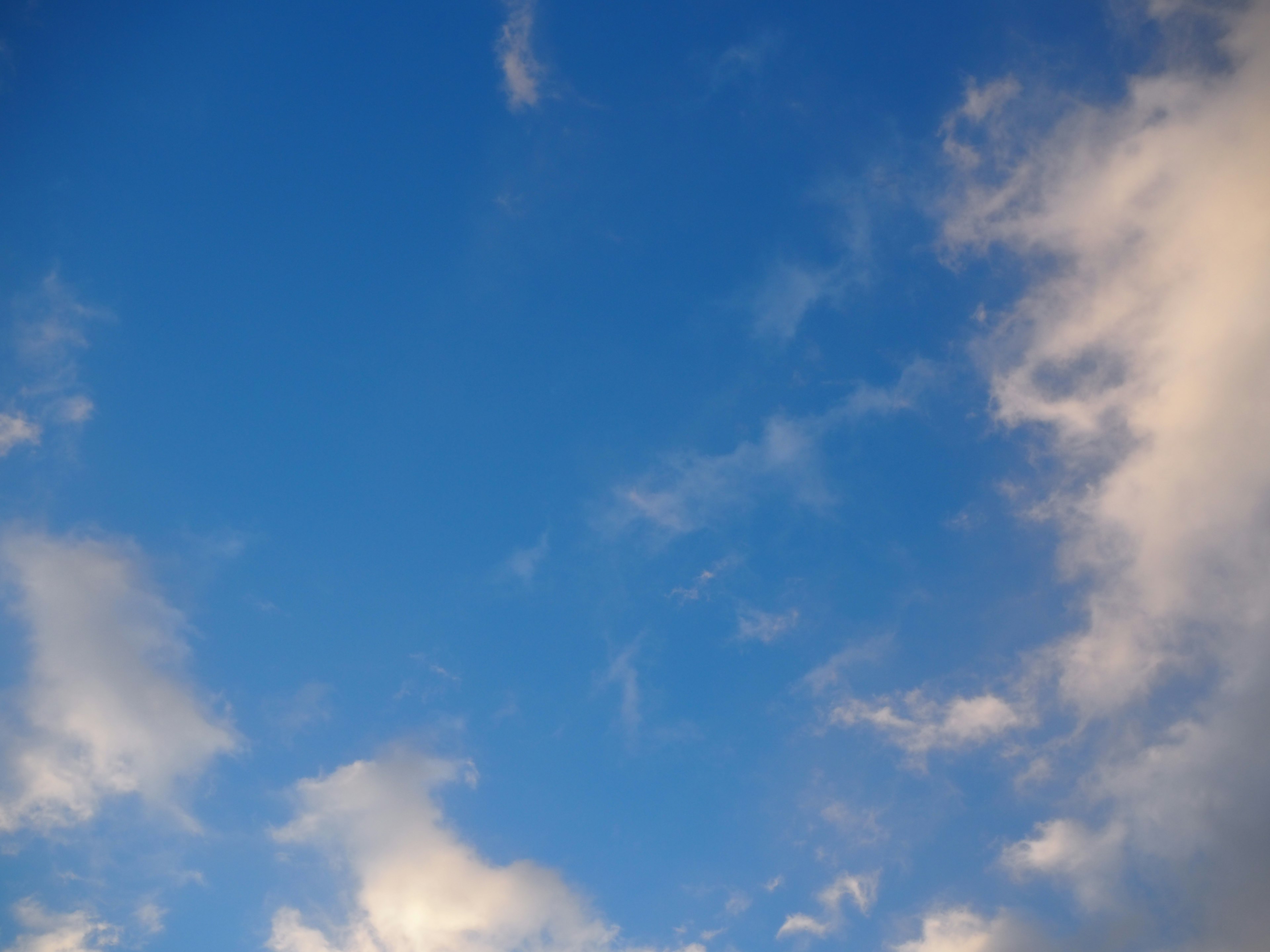 Ciel bleu clair avec des nuages blancs