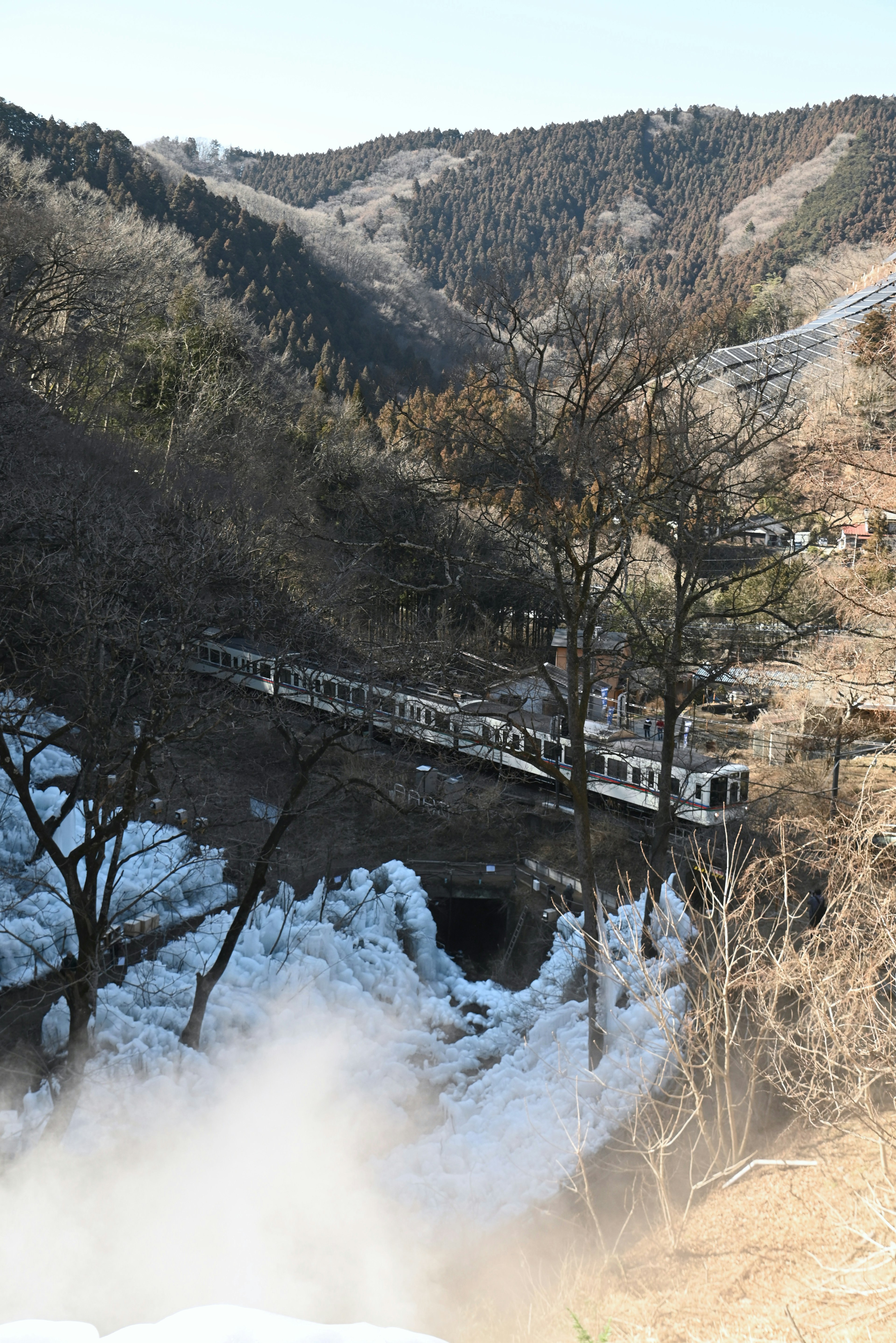 火车穿过雪覆盖的山区