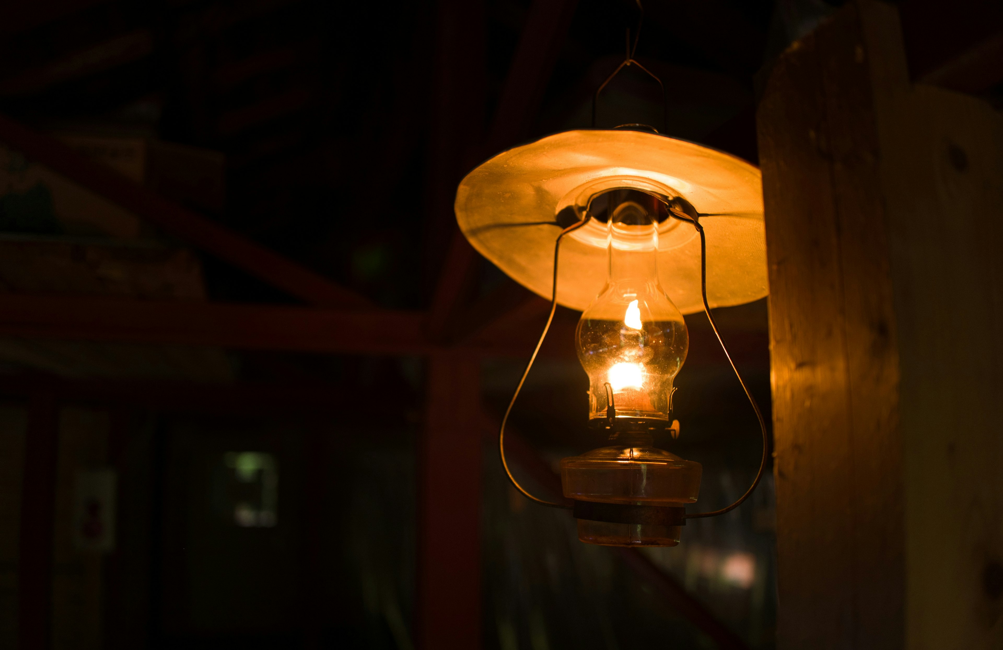 Beleuchtete Lampe hängt in einer dunklen Umgebung