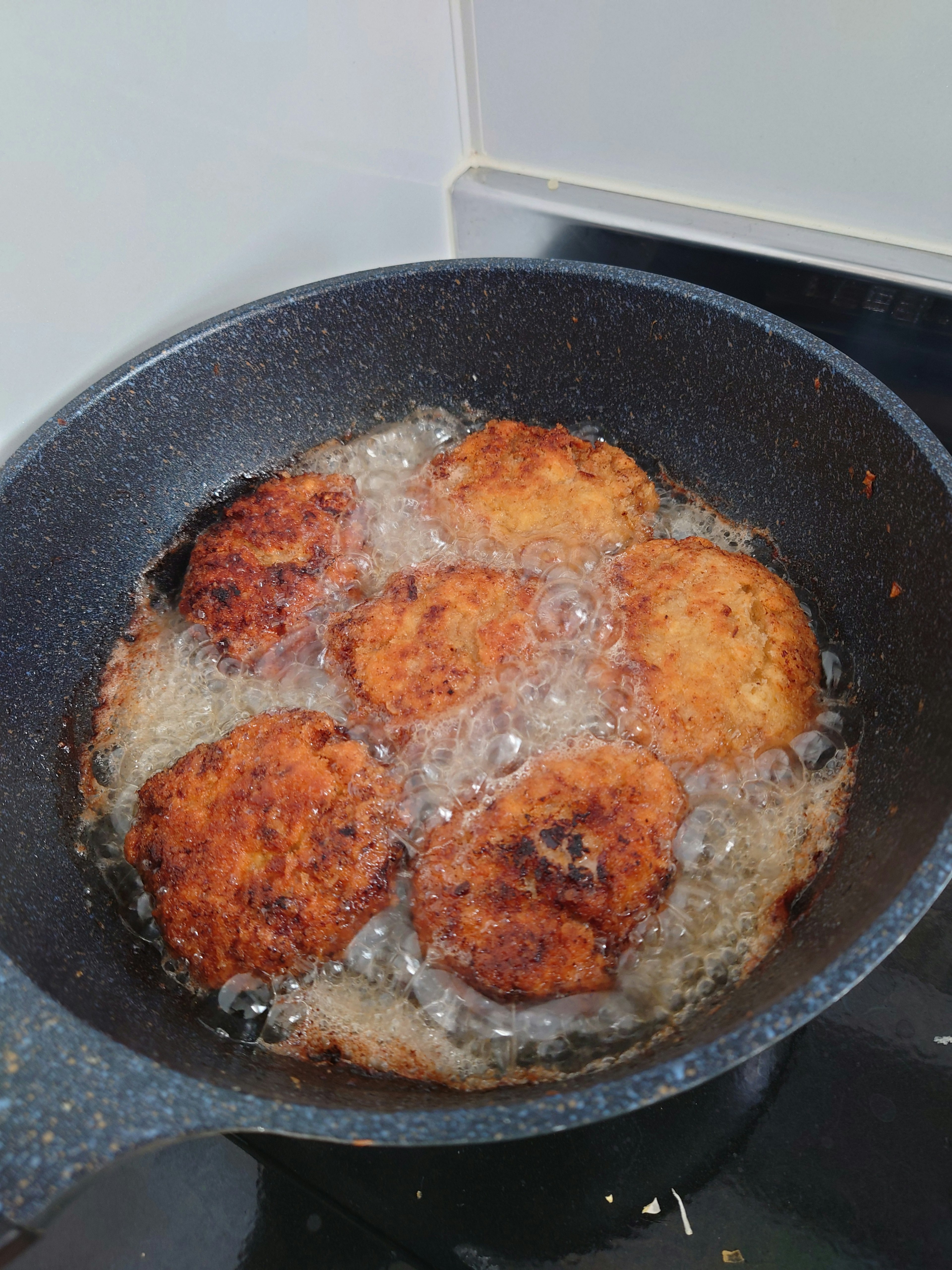 Ảnh của bánh croquette đang chiên trong chảo