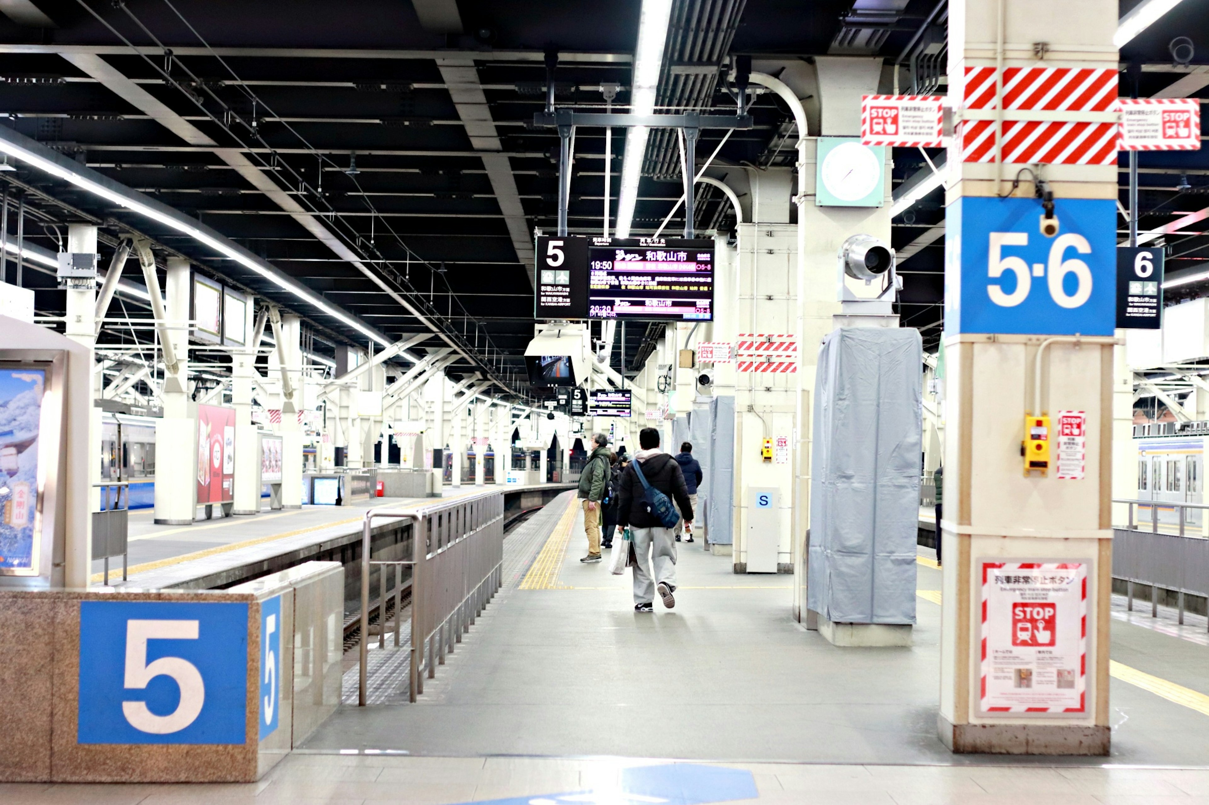 ผู้คนบนชานชาลารถไฟที่มีแสงสว่างสดใส