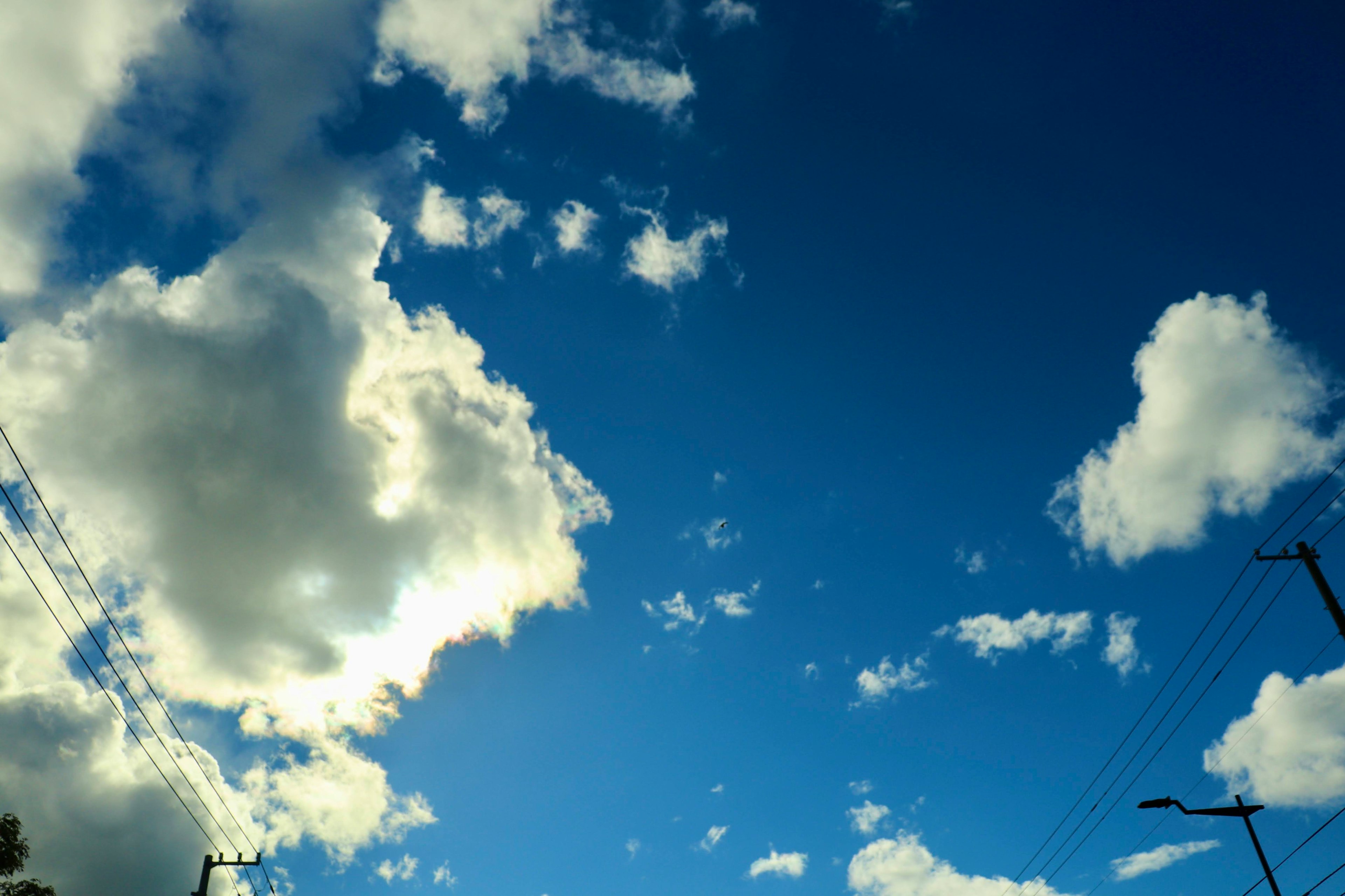 Ein klarer blauer Himmel mit flauschigen weißen Wolken