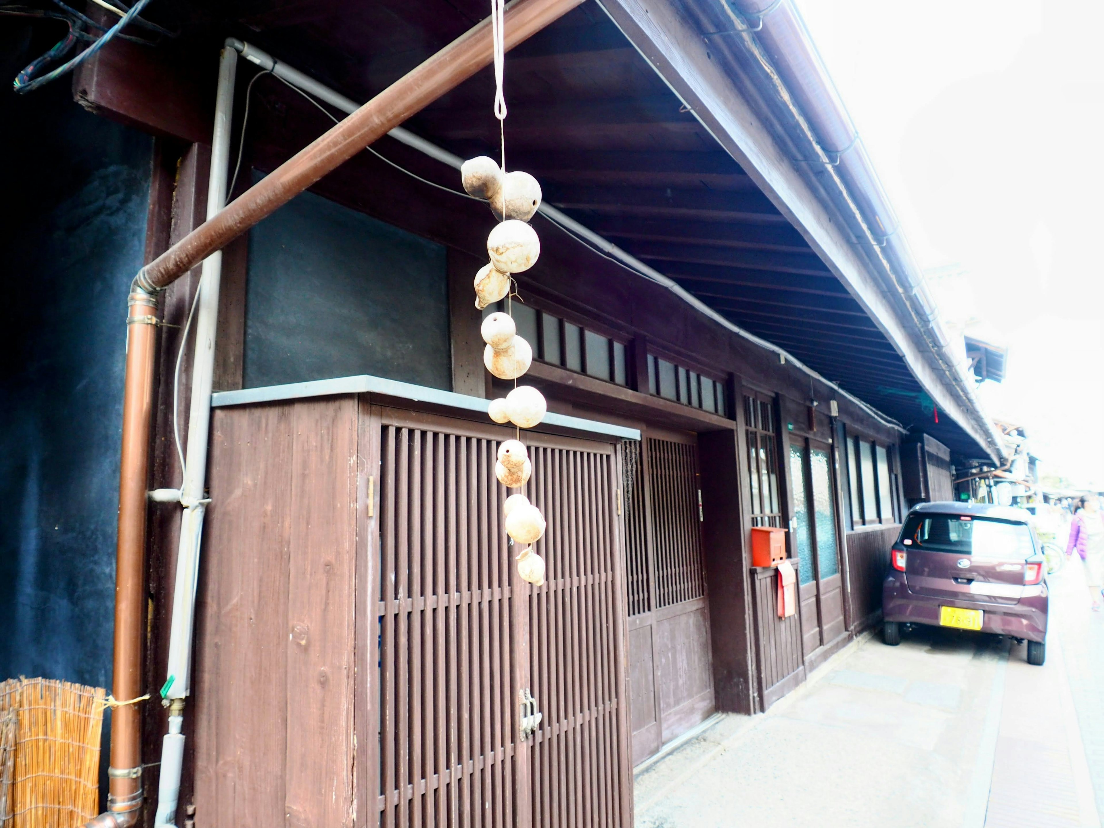 Extérieur d'une maison japonaise traditionnelle avec des objets décoratifs en bois suspendus