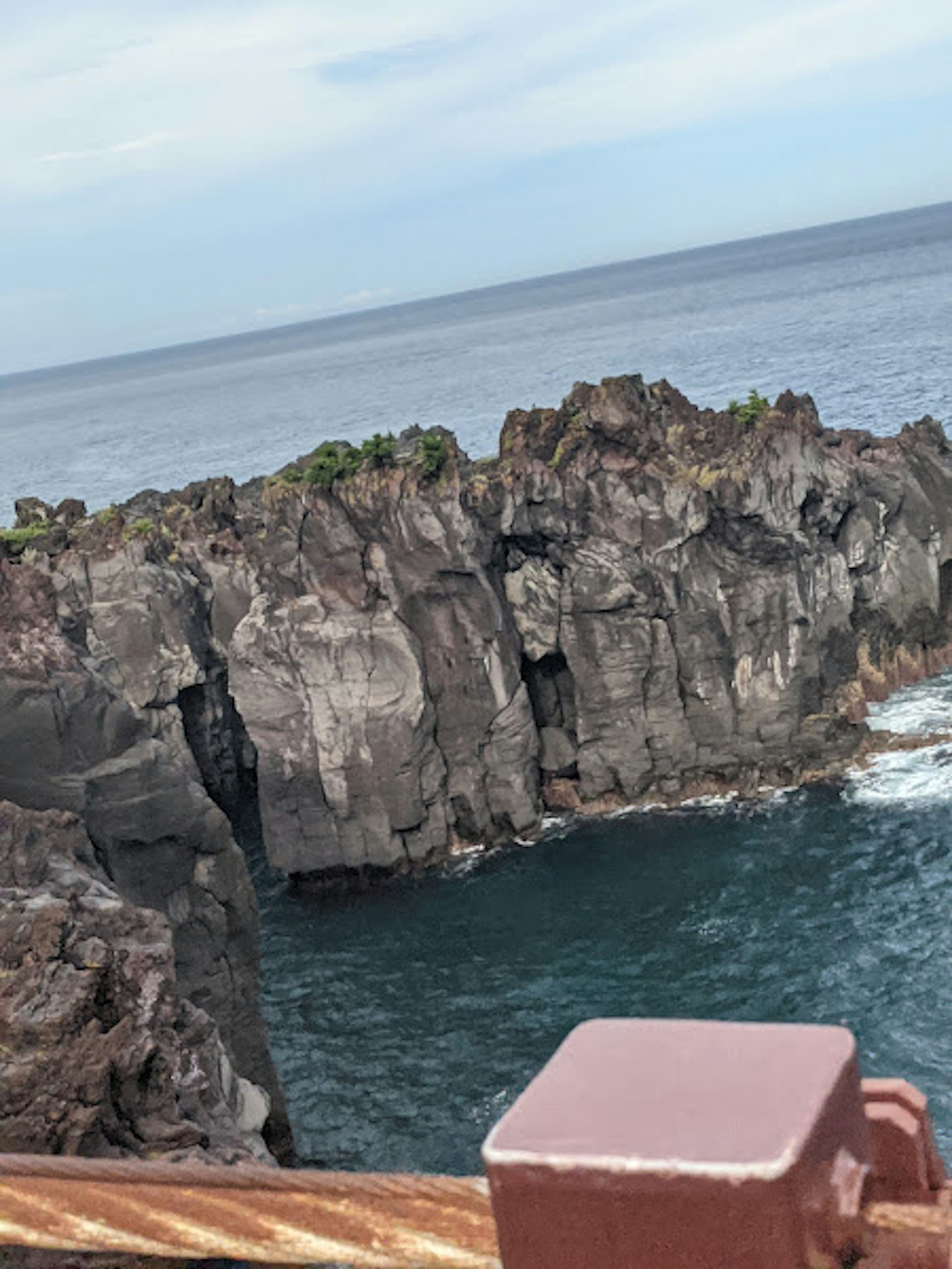 海に面した岩場と青い空を背景にした風景