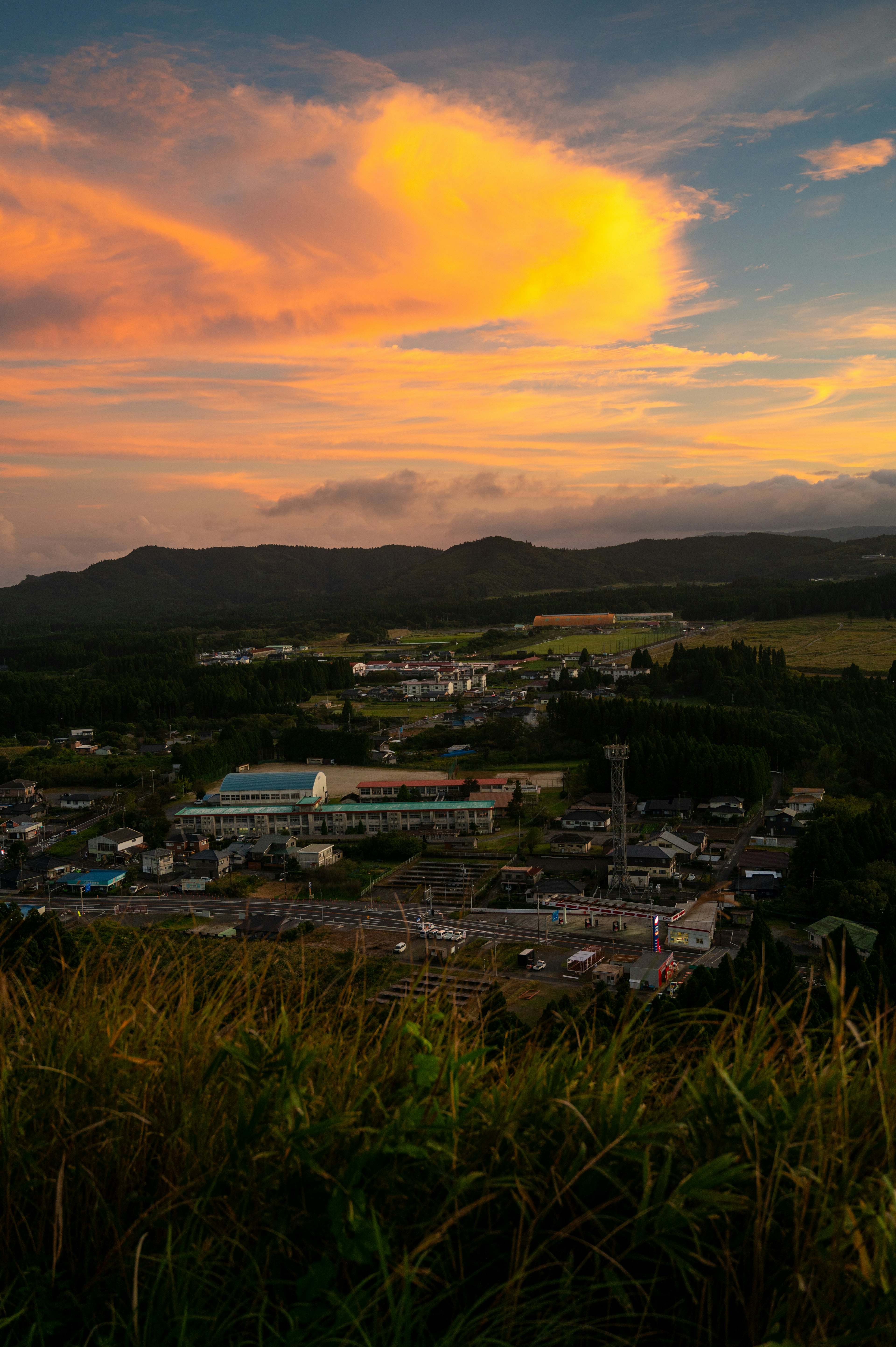 Hermoso cielo al atardecer sobre un paisaje de pueblo tranquilo