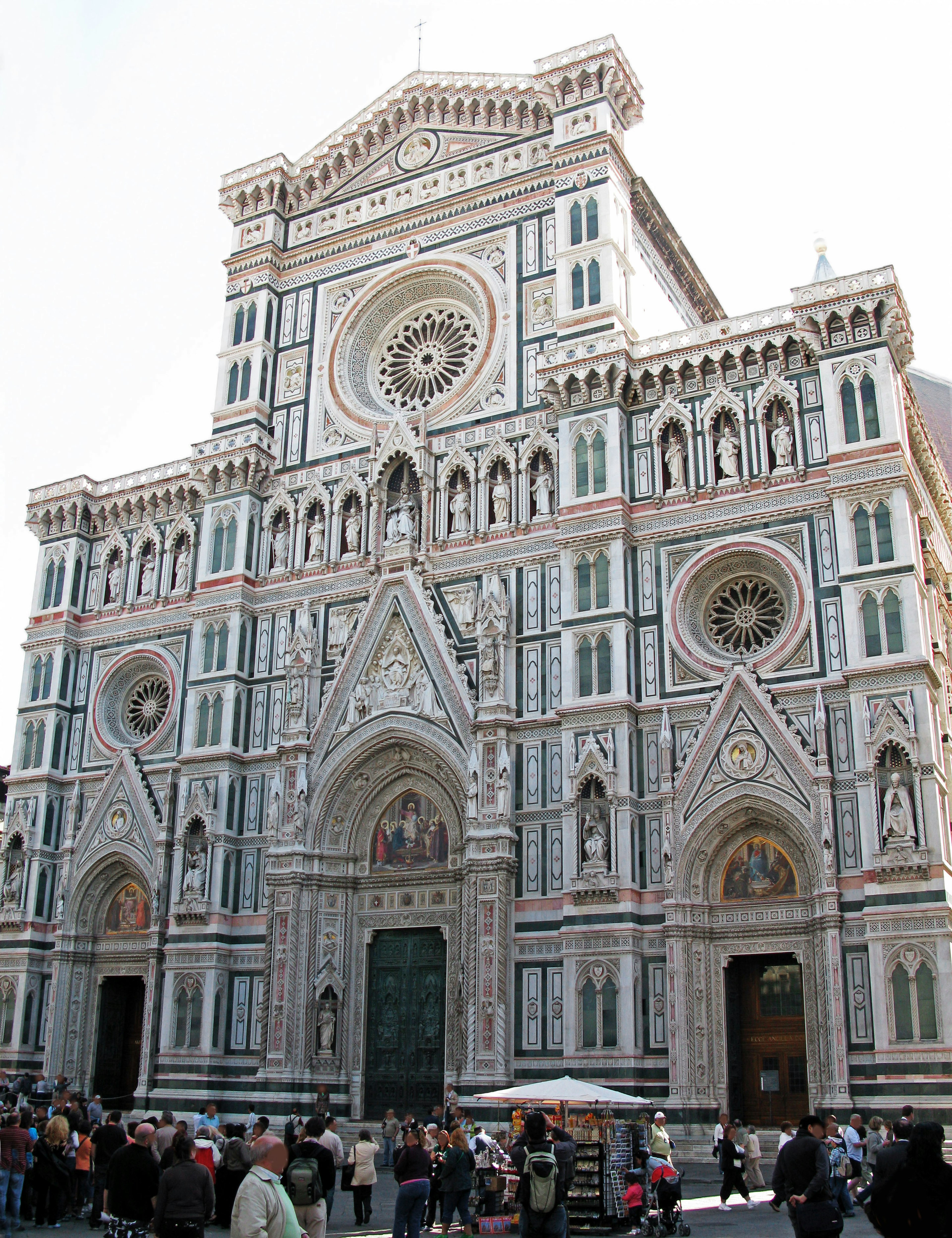 La hermosa fachada de la catedral de Florencia con una multitud de turistas