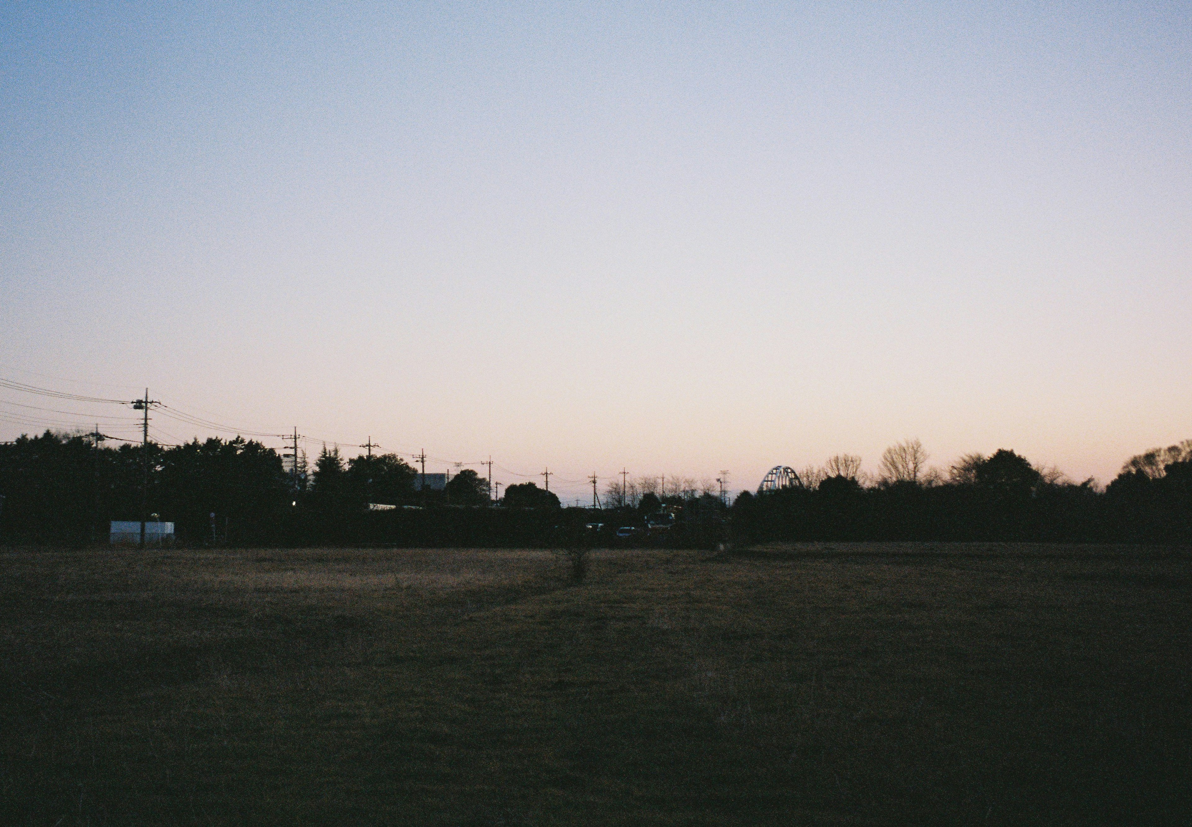 Amplio campo al atardecer con un paisaje sereno