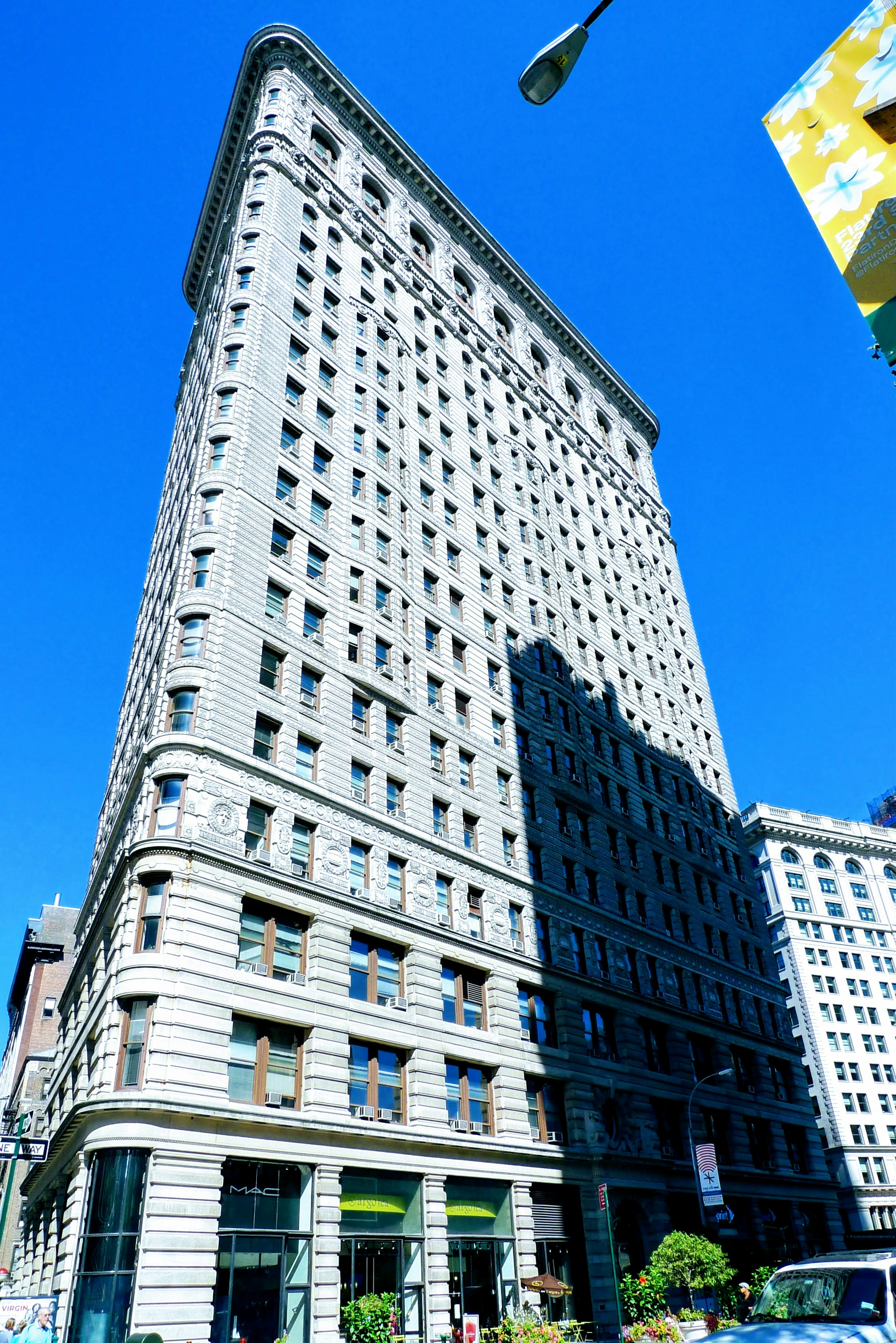 Eksterior Gedung Flatiron di bawah langit biru yang cerah