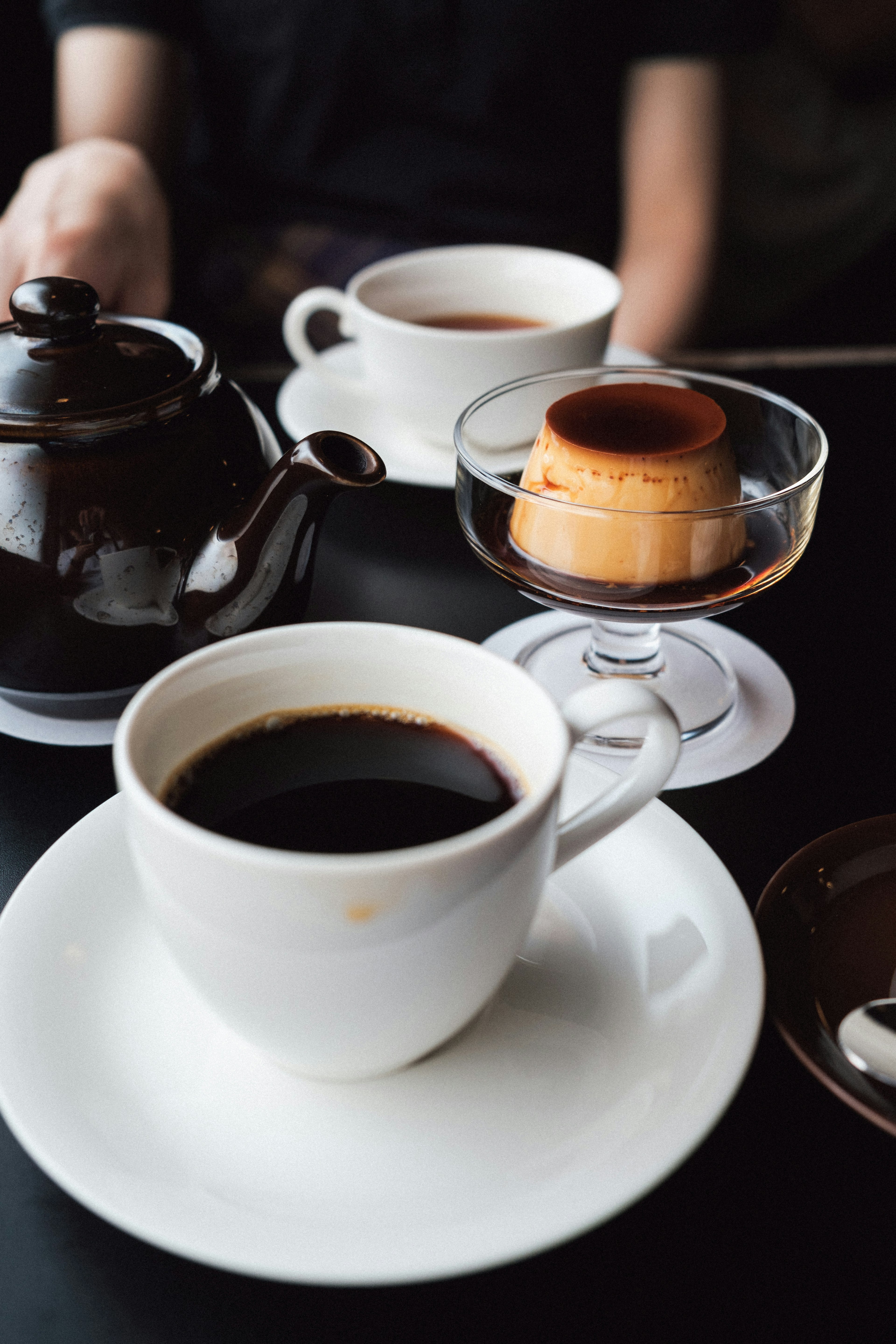 Una scena di caffè con caffè e un flan sul tavolo