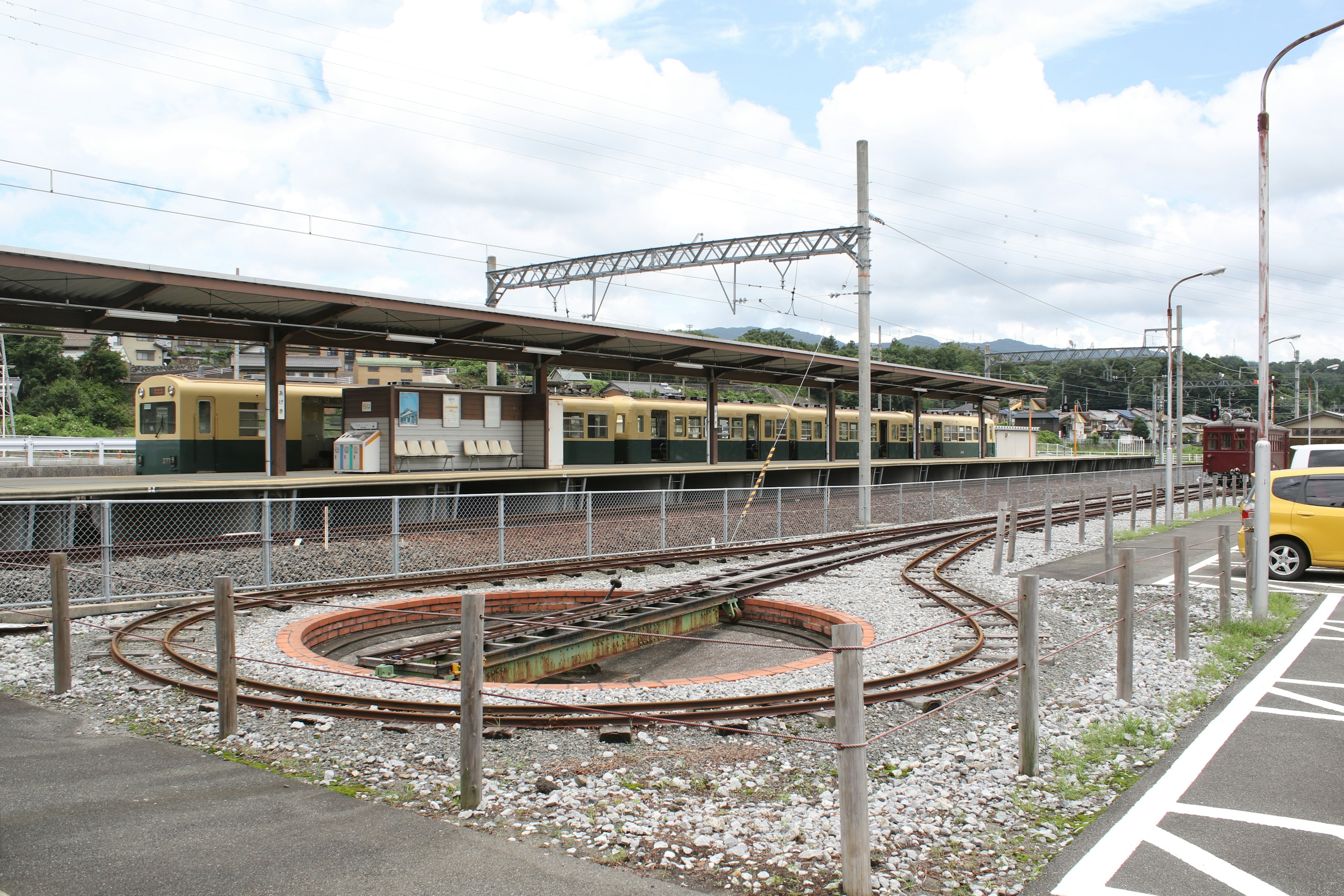 鉄道駅のプラットフォームと回転線路がある風景