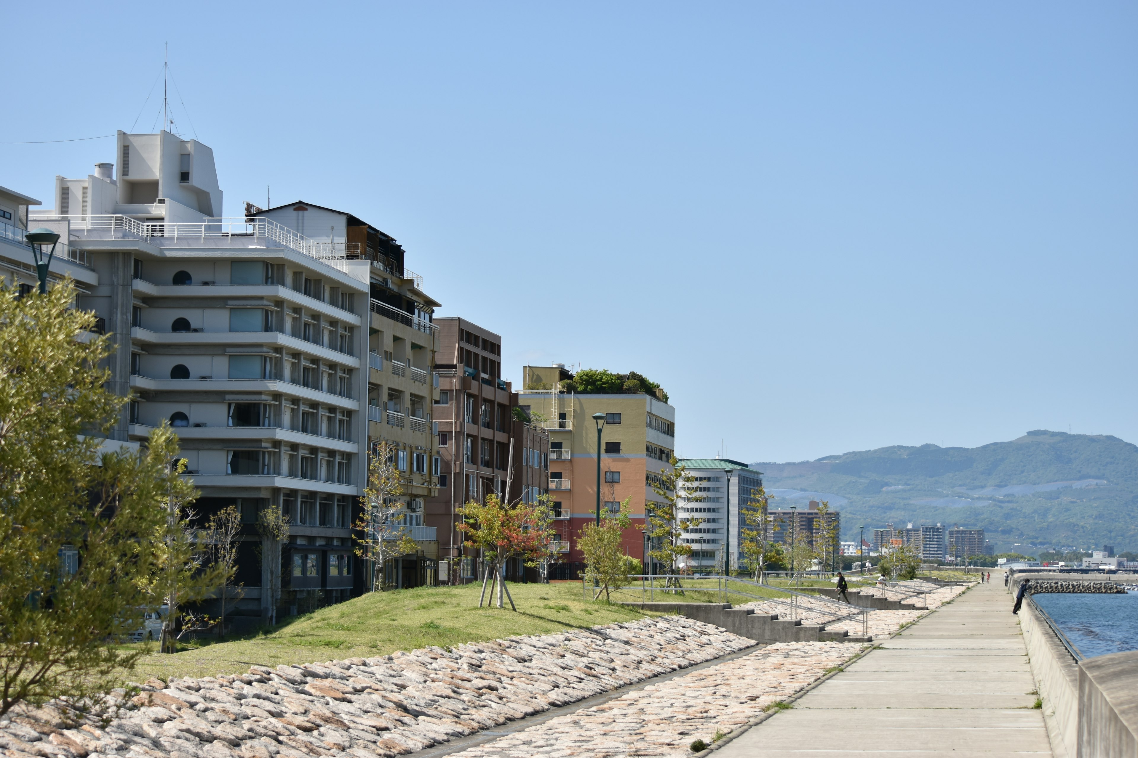 Vue pittoresque de bâtiments modernes le long d'une promenade au bord de l'eau