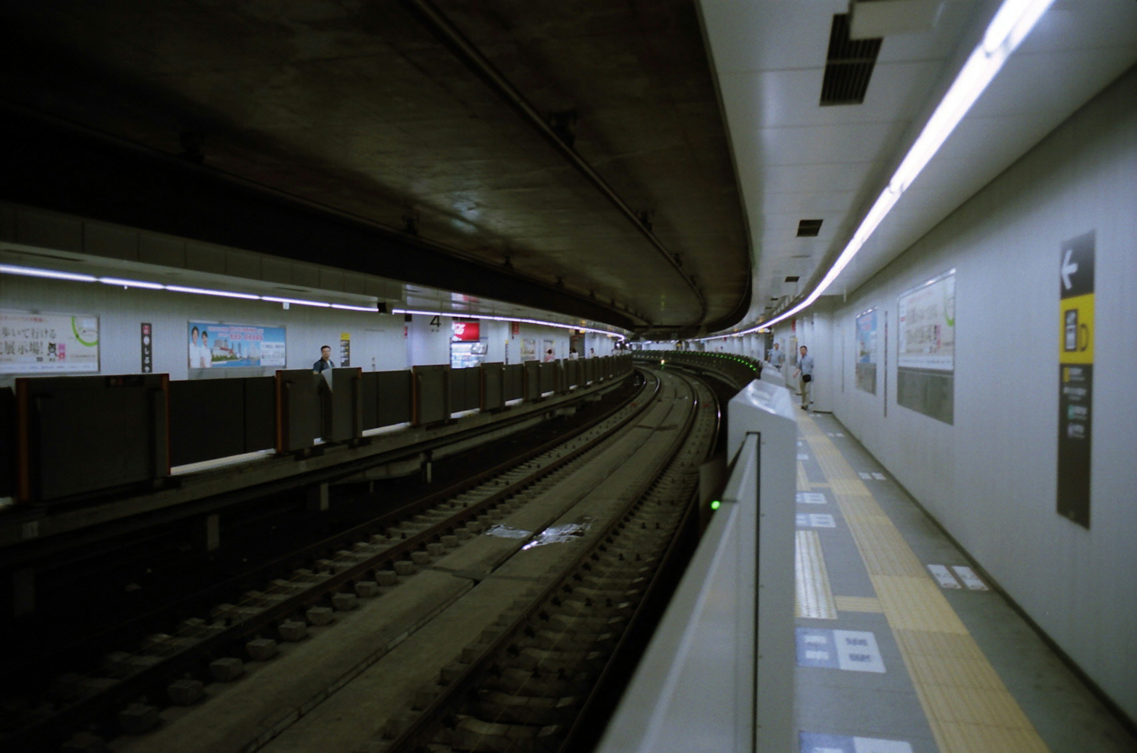 Innenansicht einer U-Bahn-Station mit gebogenen Gleisen