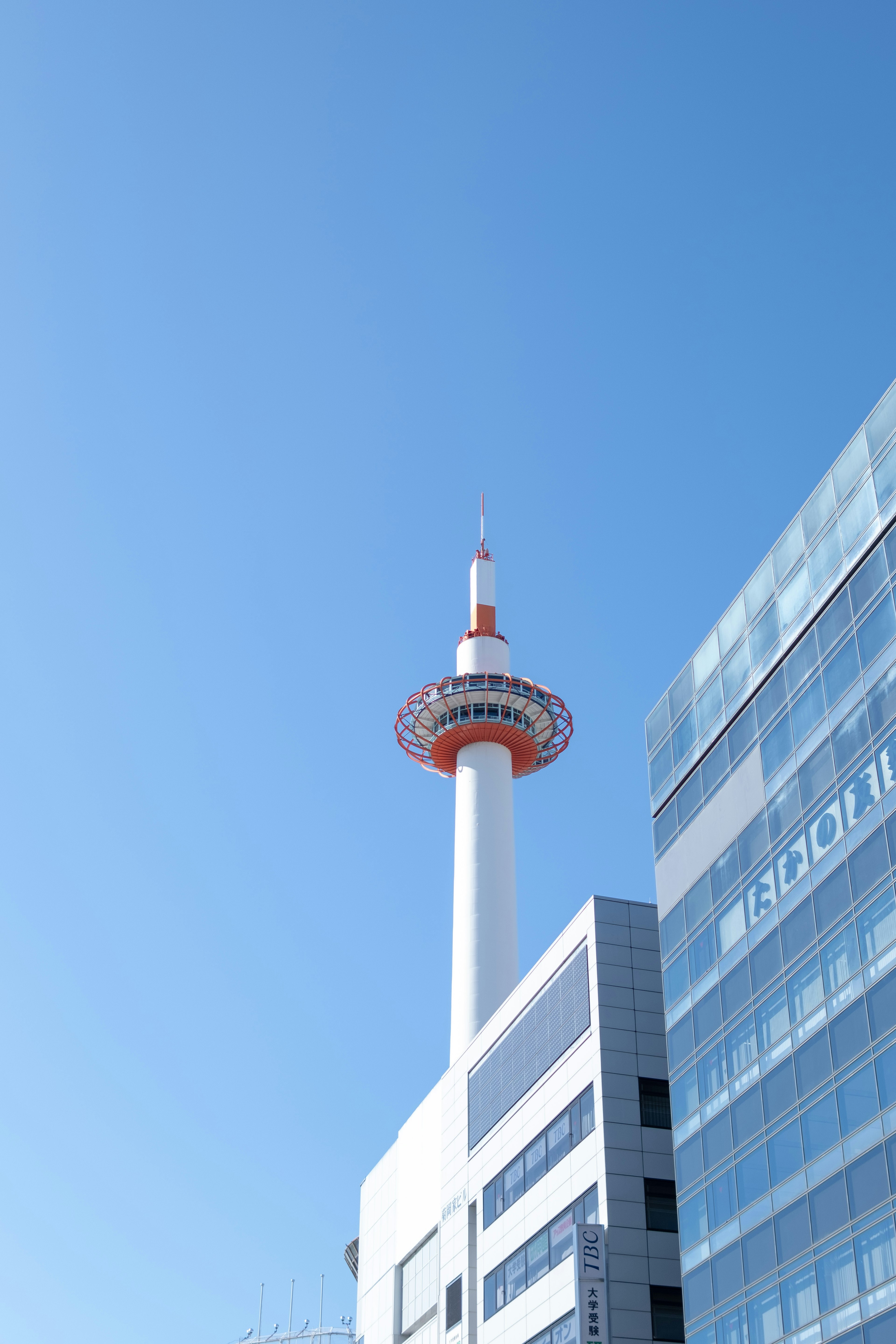 京都タワーと青空が広がる風景