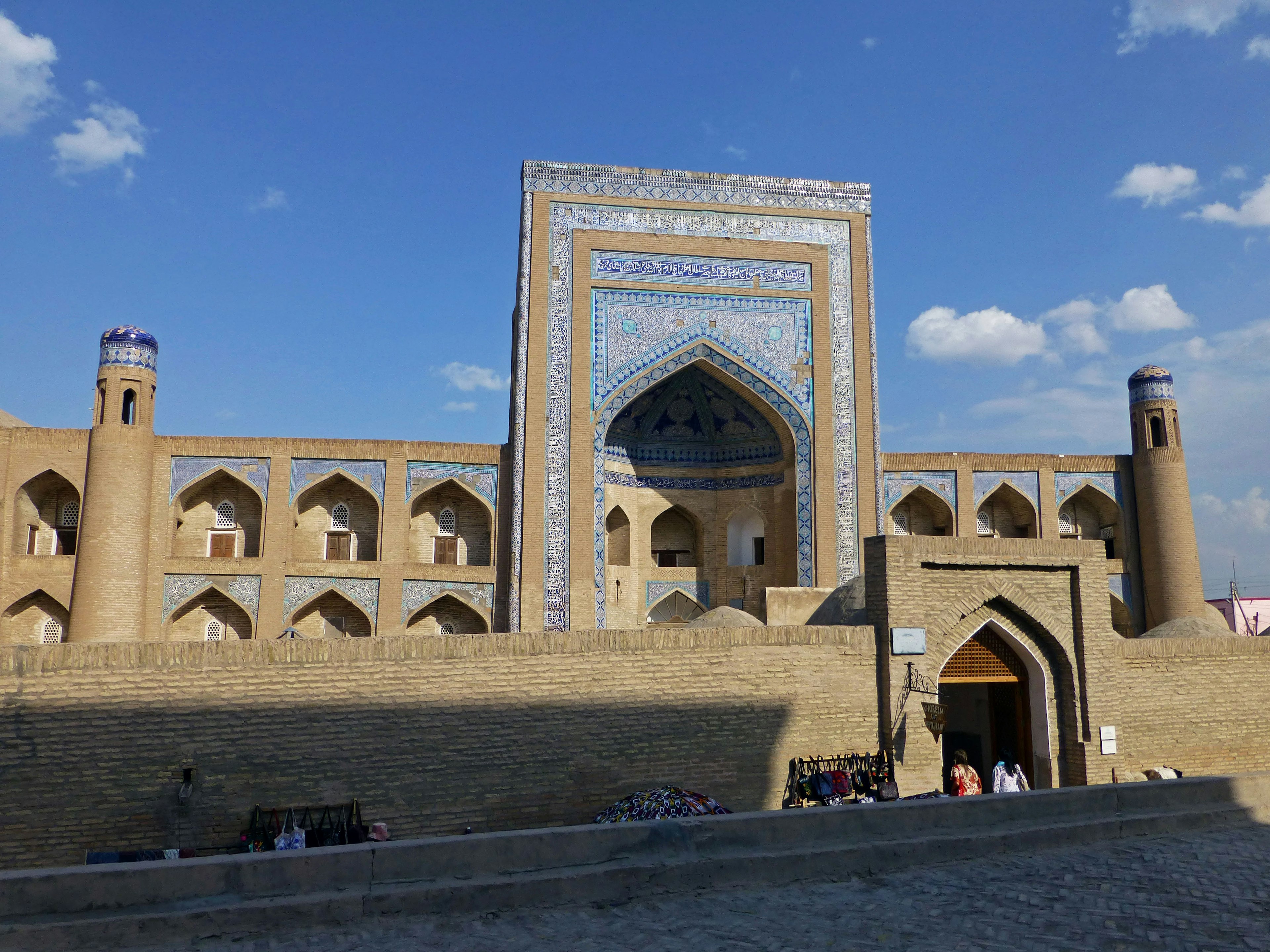 Hermosa fachada de un edificio histórico en Uzbekistán con cielo azul