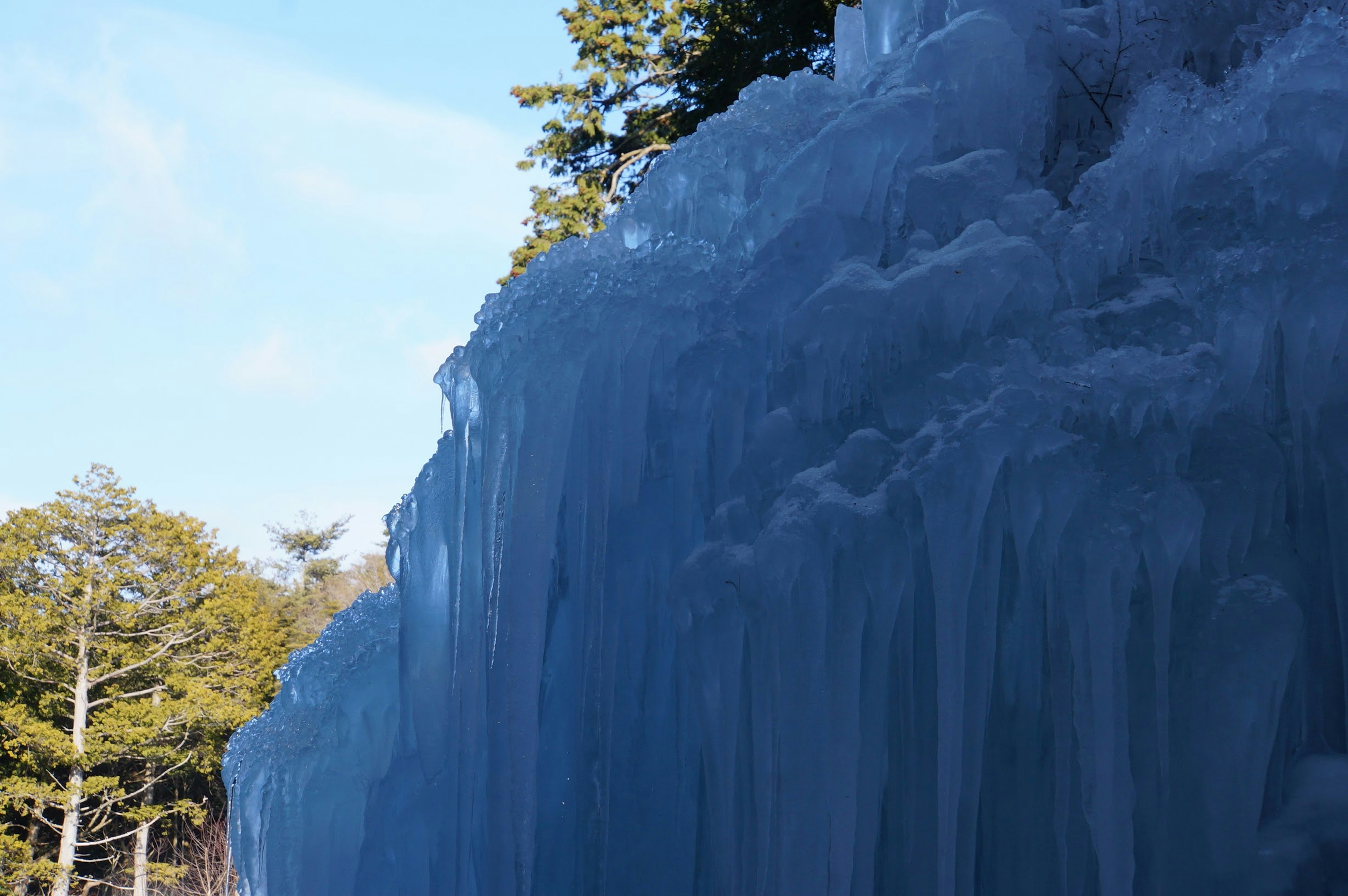 Paisaje natural con una pared de hielo contra un cielo azul