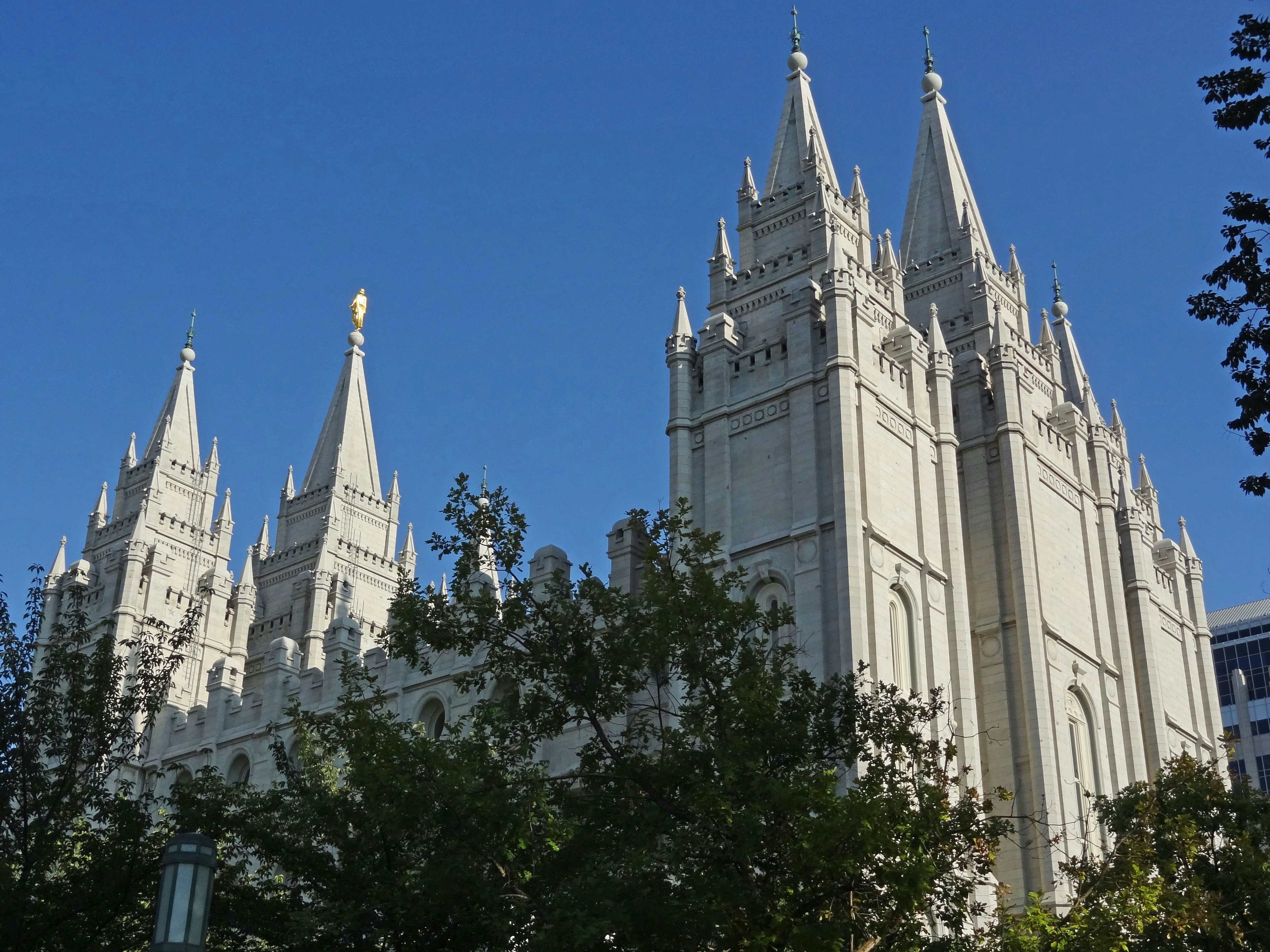 Beeindruckende Außenansicht des Mormon-Tempels mit weißen Türmen