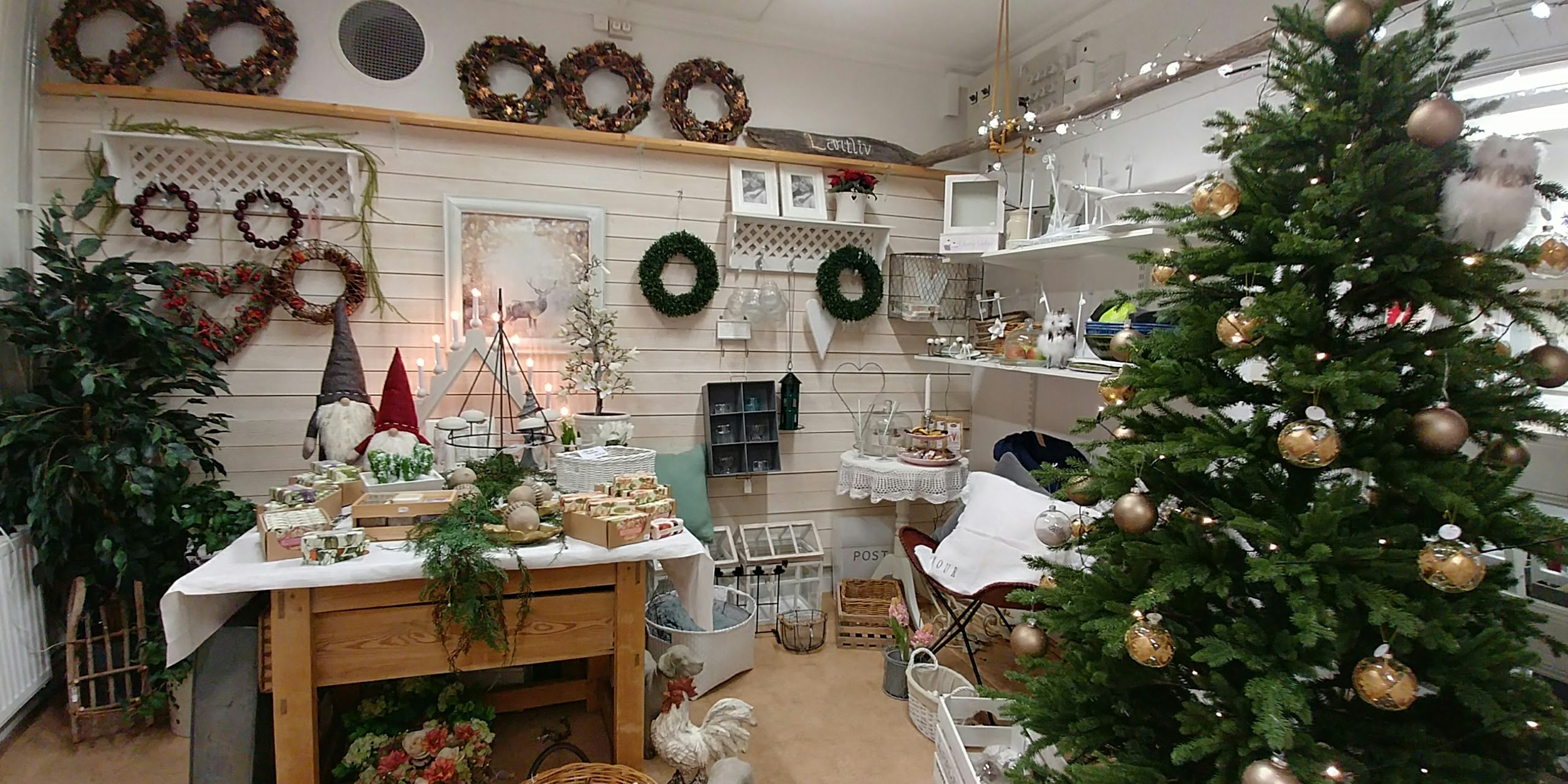 Habitación acogedora decorada con un árbol de Navidad y adornos festivos