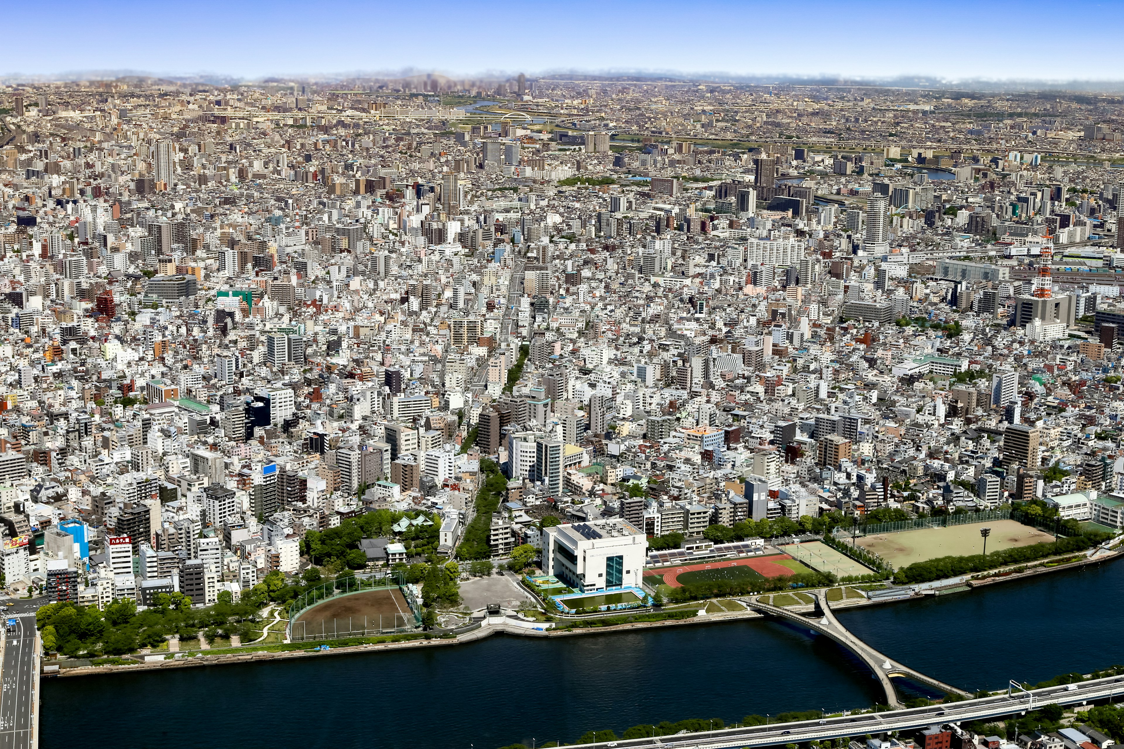 東京の高層ビルと河川の空撮風景