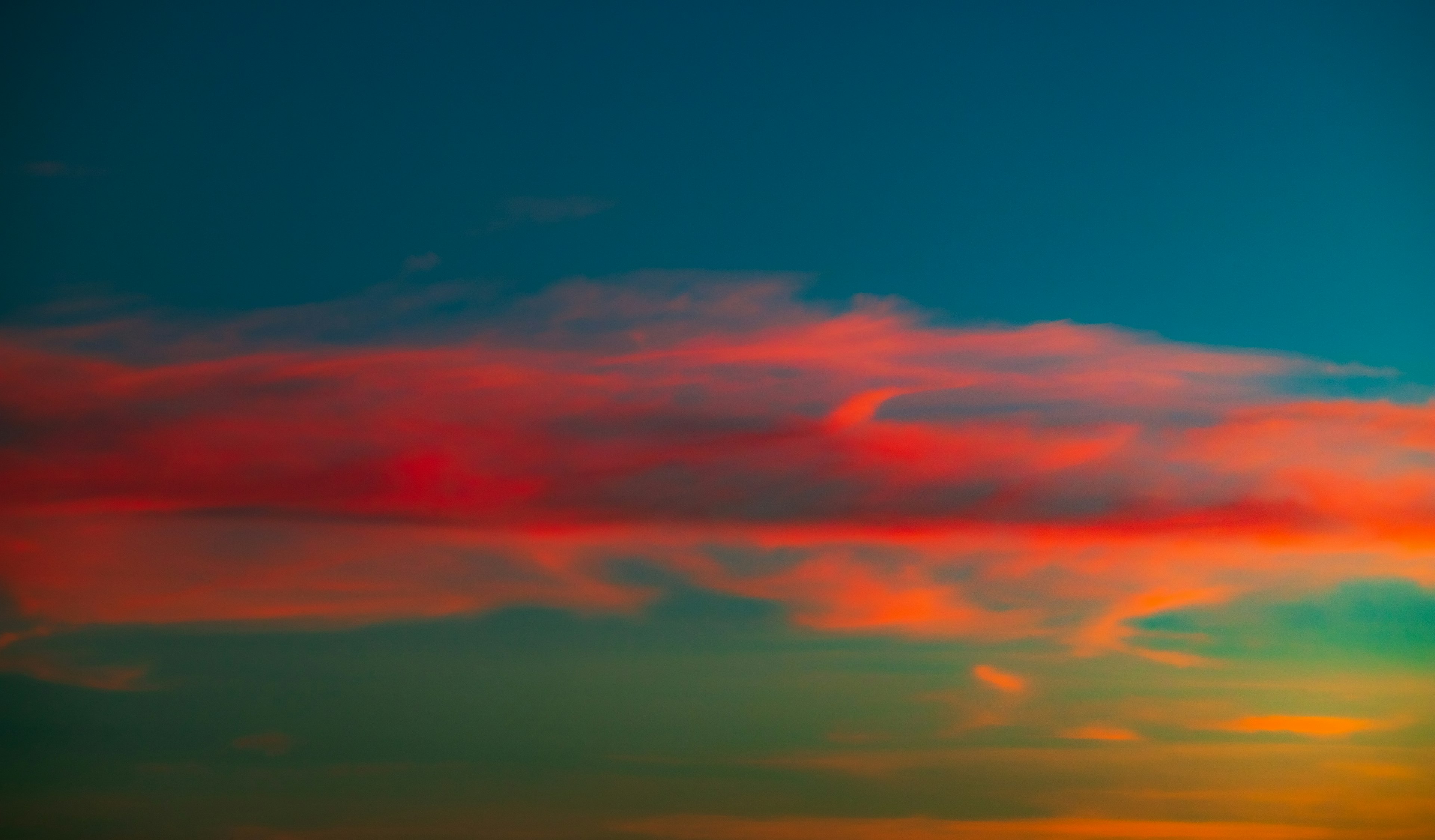 Cielo de atardecer colorido con nubes