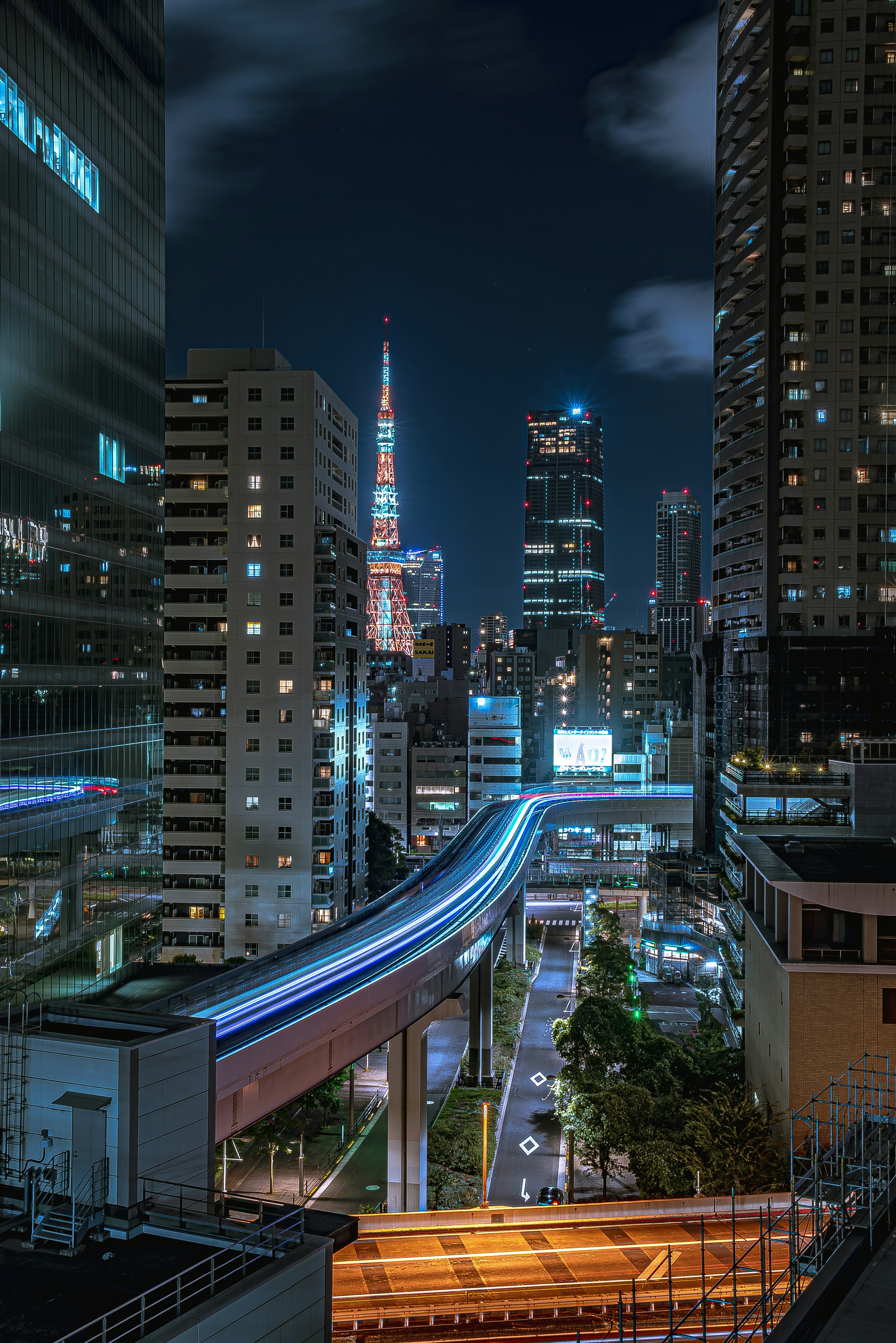 Pemandangan malam garis langit Tokyo dengan Menara Tokyo dan gedung yang diterangi