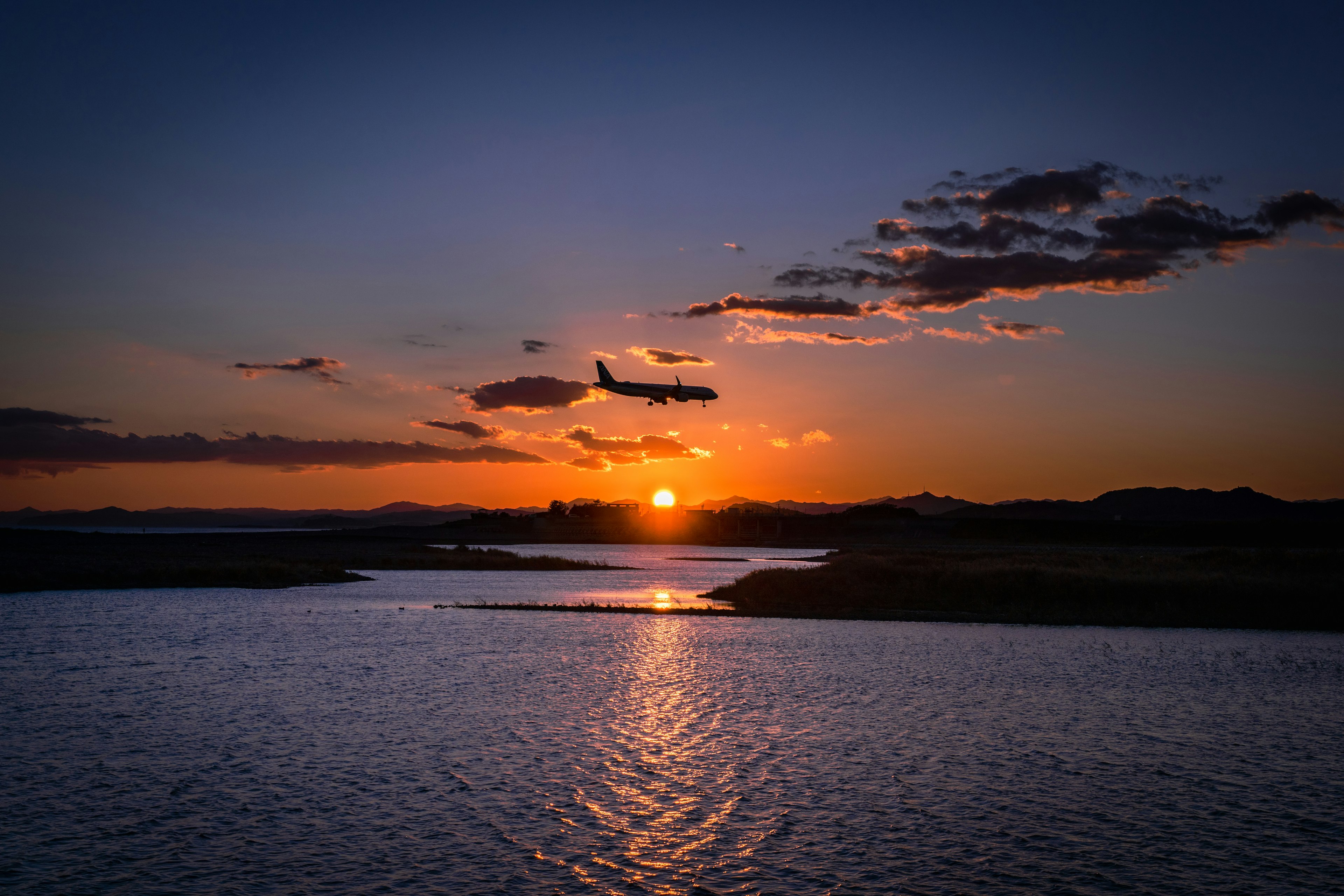 美しい夕日が水面に反射する風景