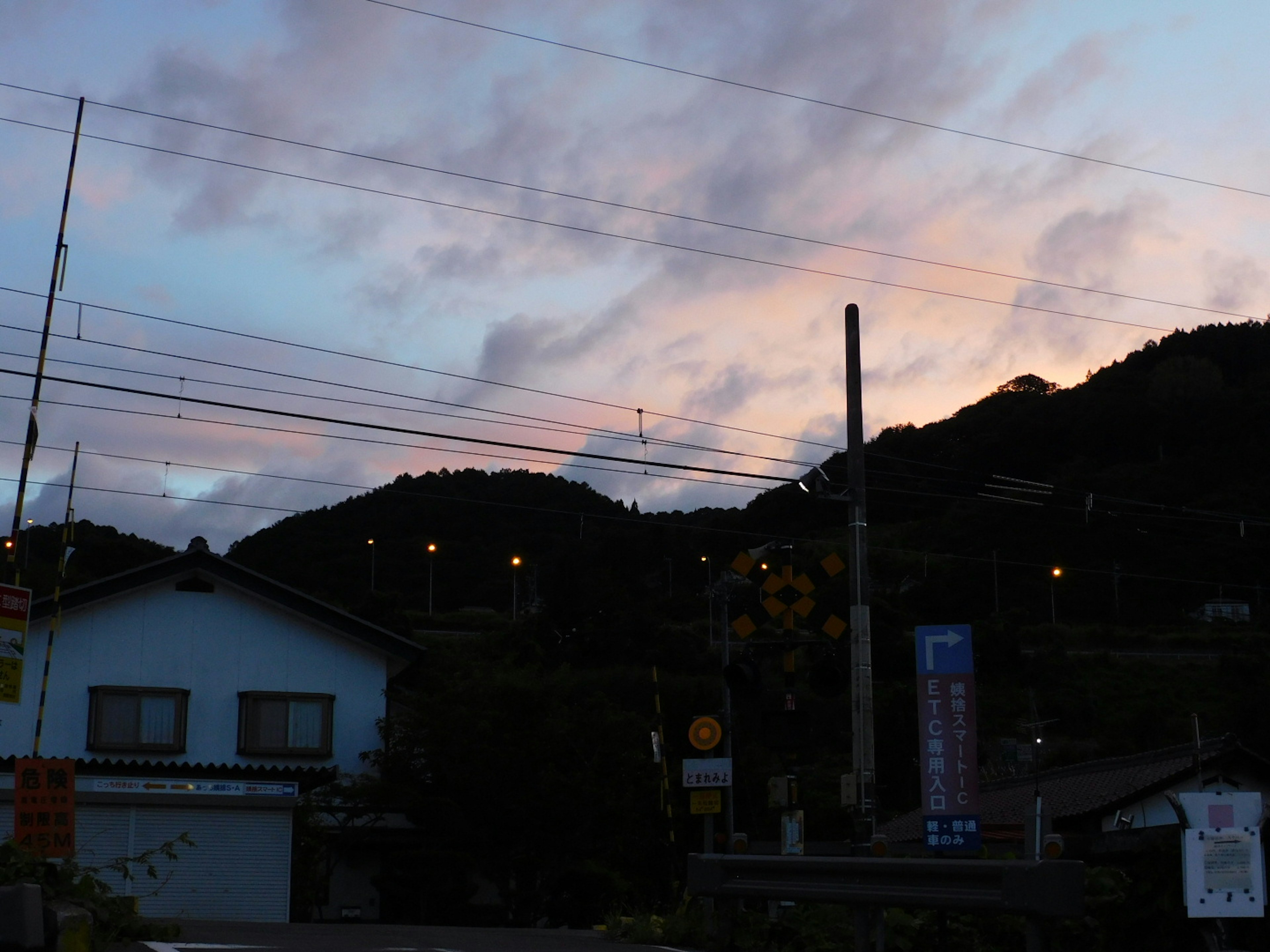 Silueta de montañas y edificios al anochecer con hermosos colores naturales