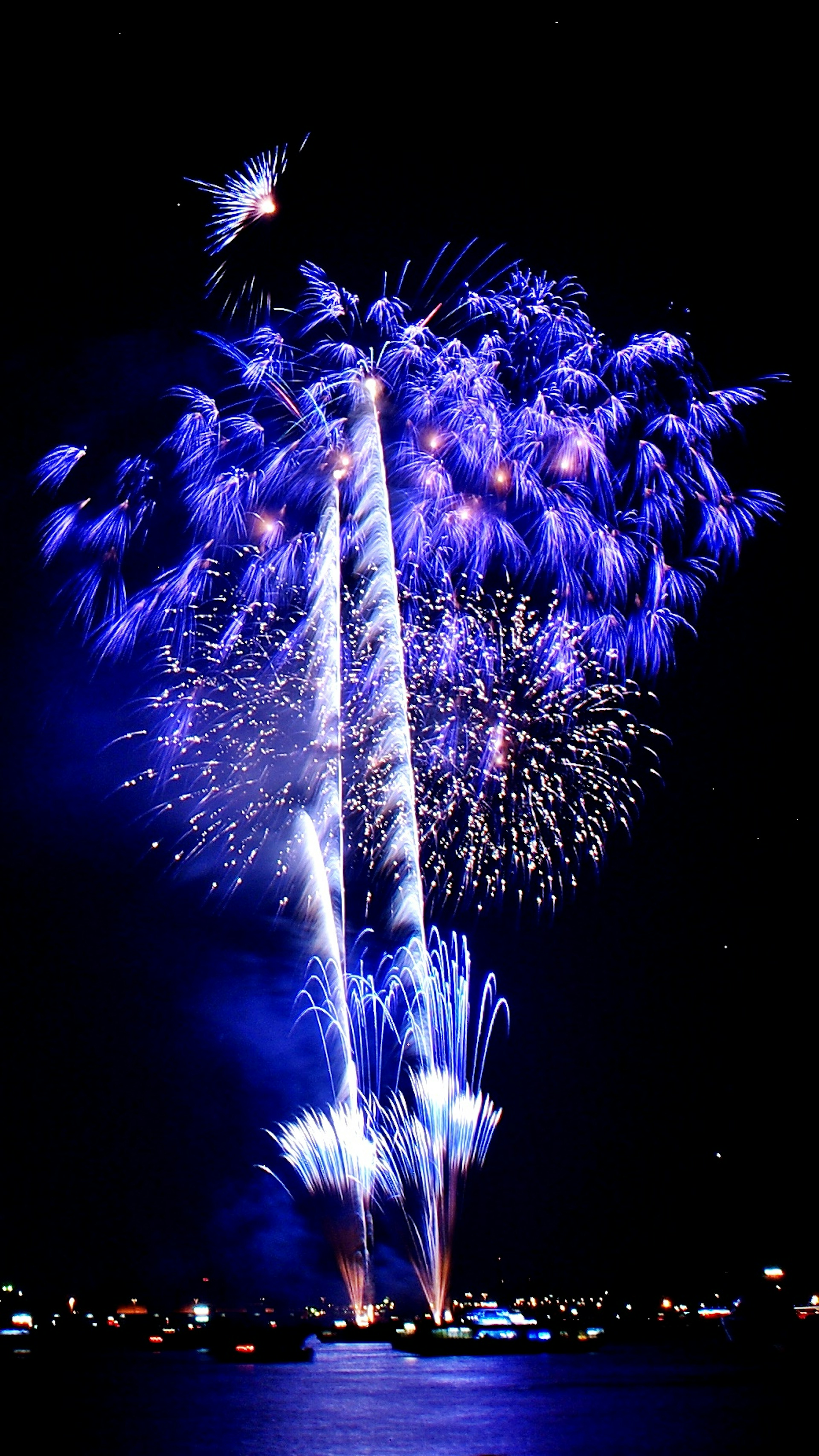 Un espectáculo de fuegos artificiales azules iluminando el cielo nocturno