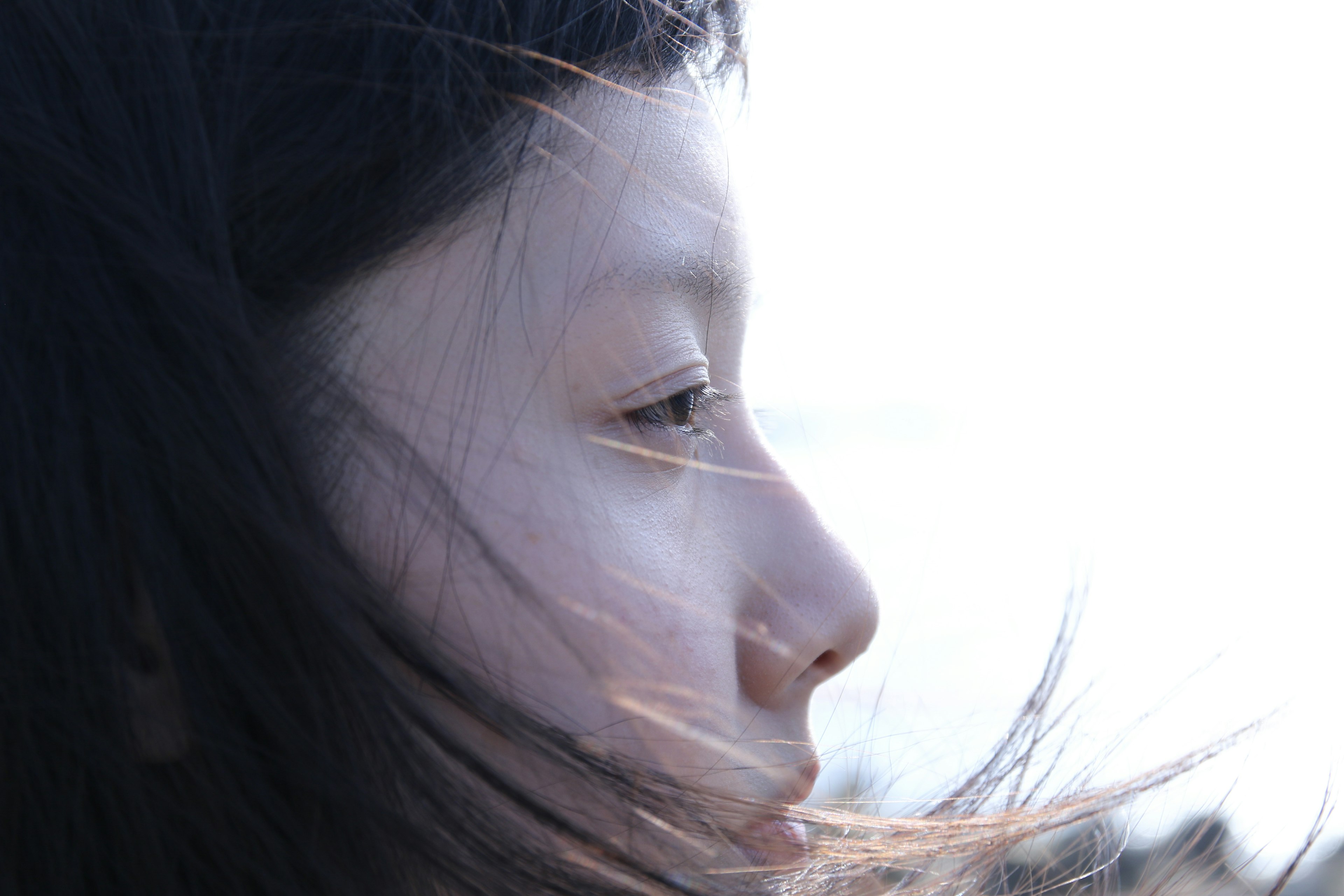 Profil d'une fille avec des cheveux flottants dans le vent