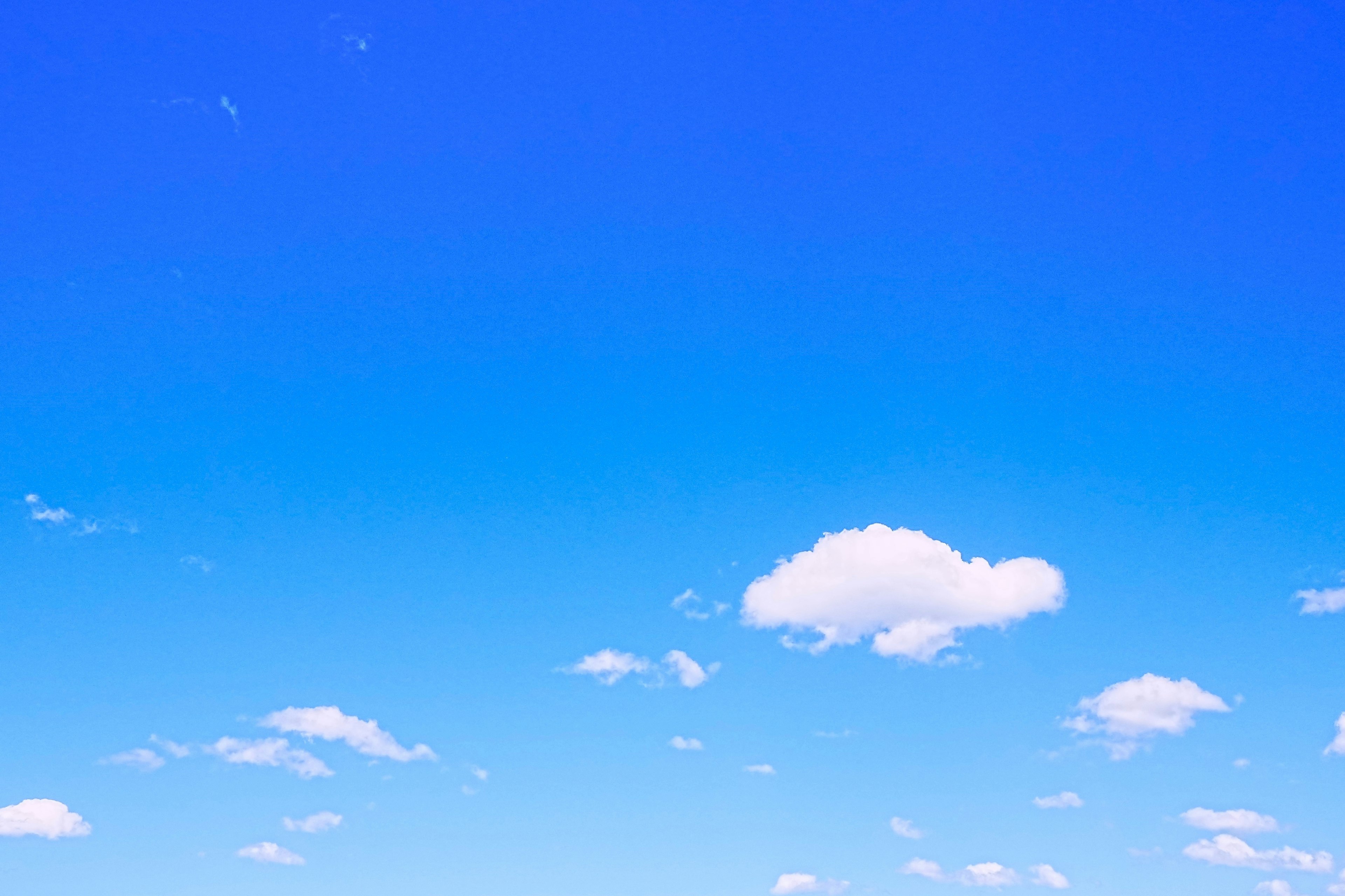 Pemandangan indah langit biru dengan awan putih