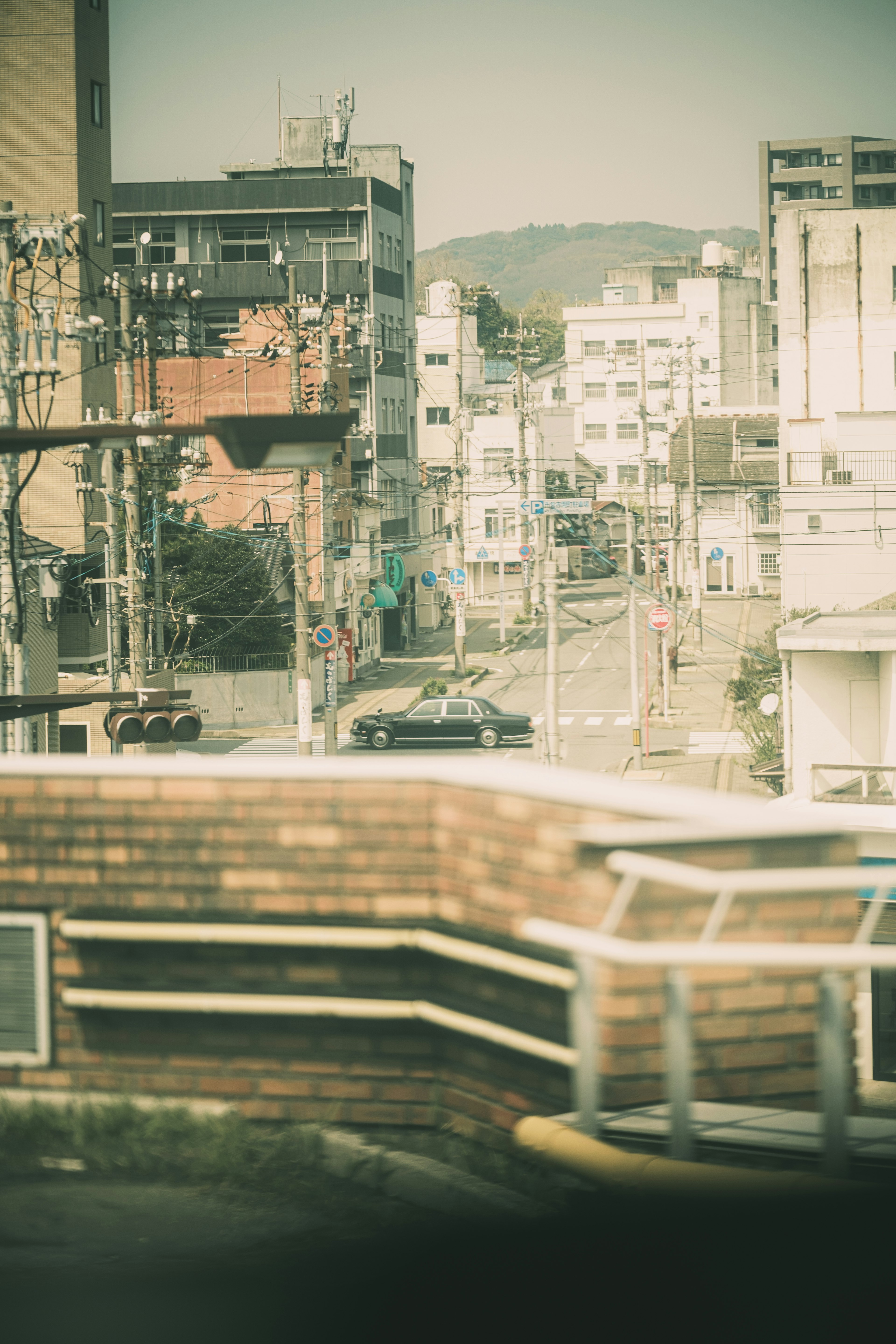 ぼやけた背景に住宅が並ぶ街並みの写真