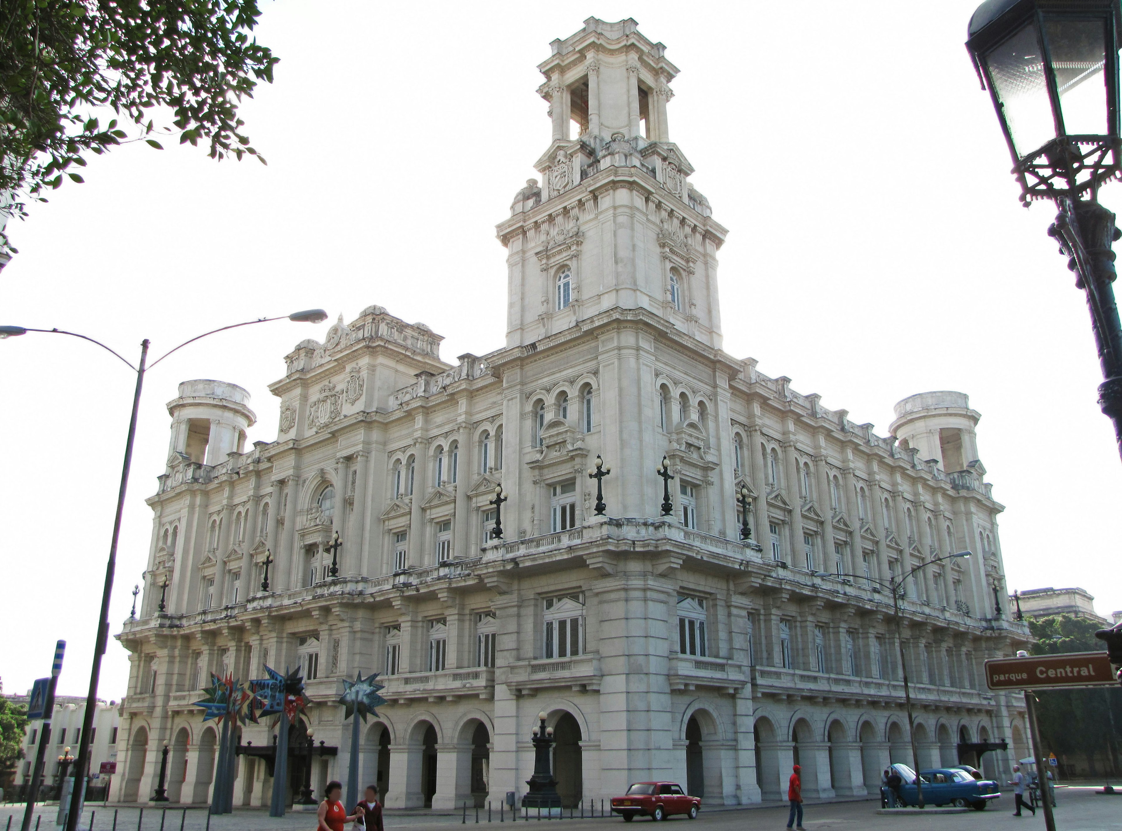 Historisches Gebäude mit schöner weißer Fassade und Turm