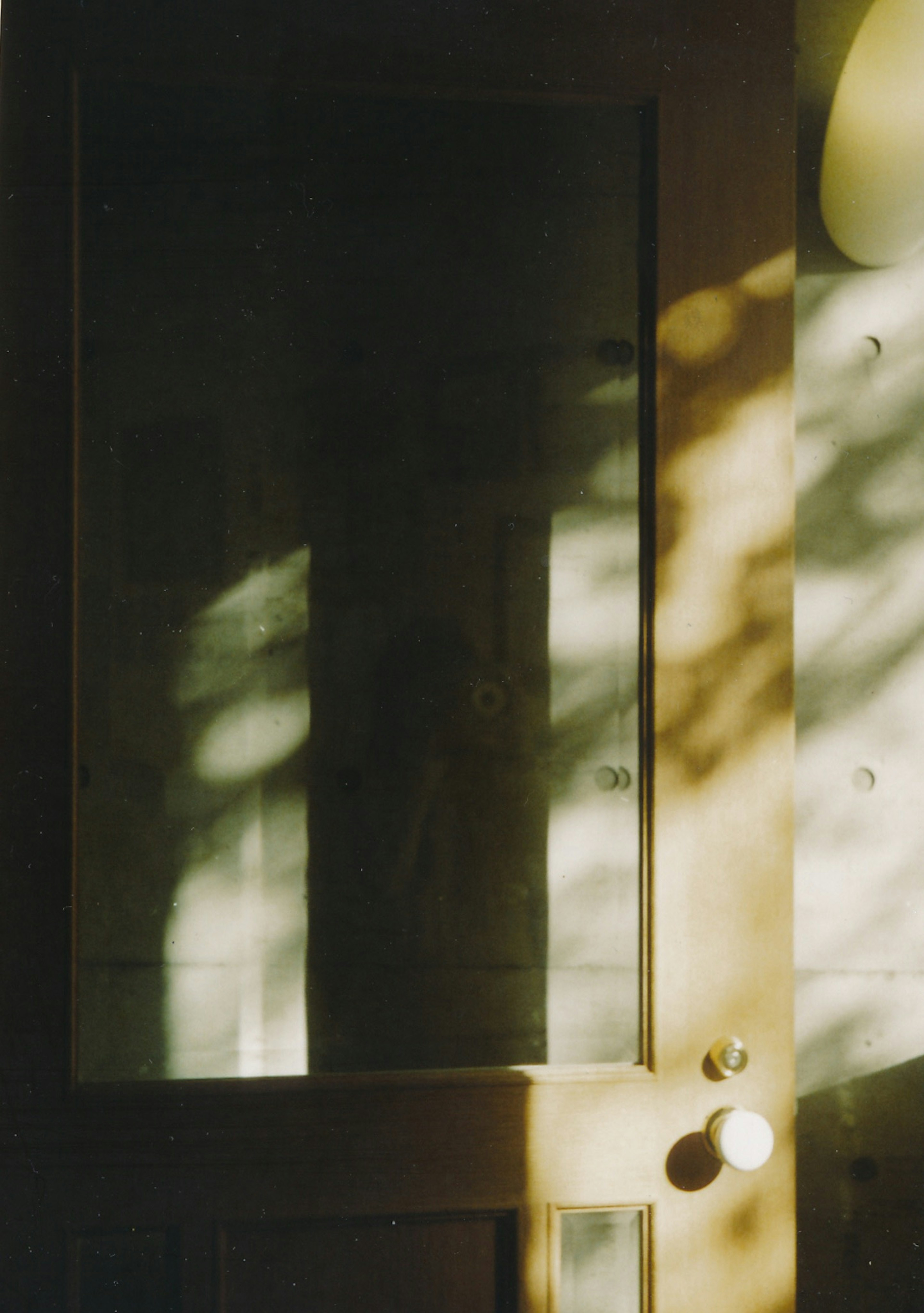 Porte en bois avec des ombres et de la lumière contrastées