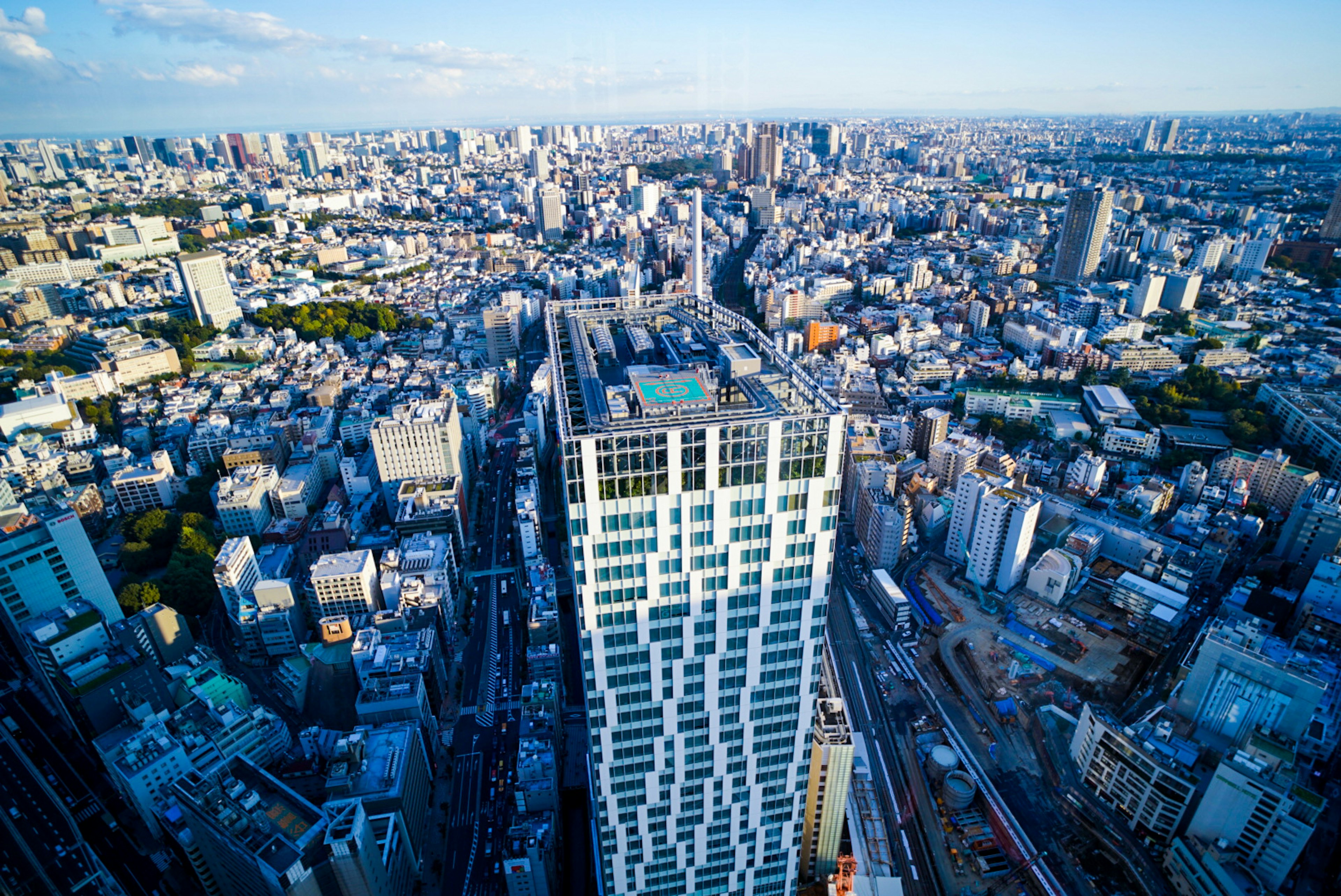 Vista aérea del horizonte de Tokio que muestra edificios altos y paisaje urbano