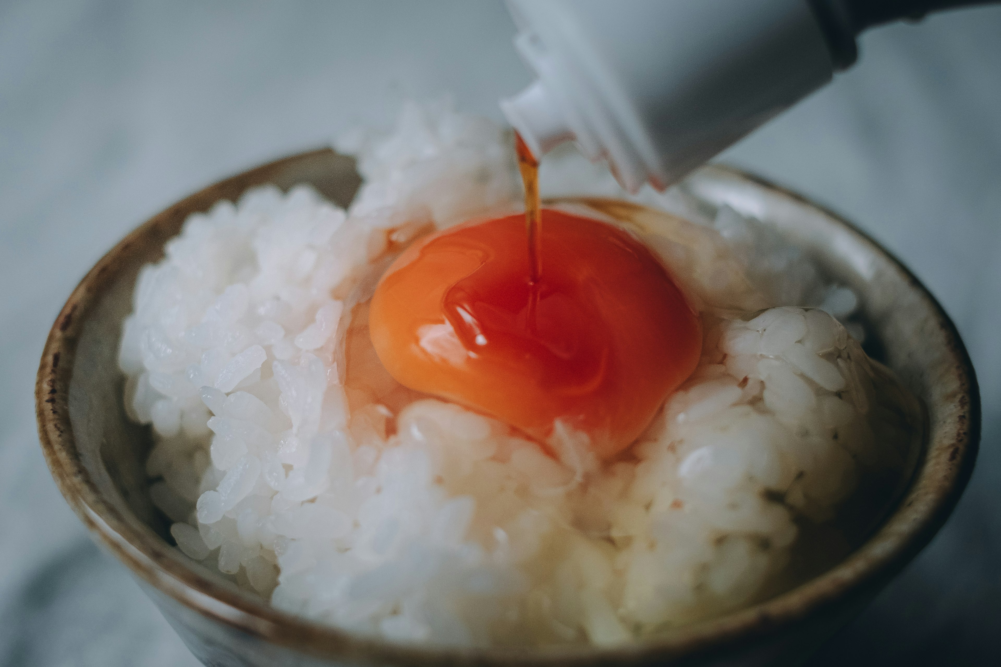 Bol de riz surmonté d'un jaune d'œuf cru